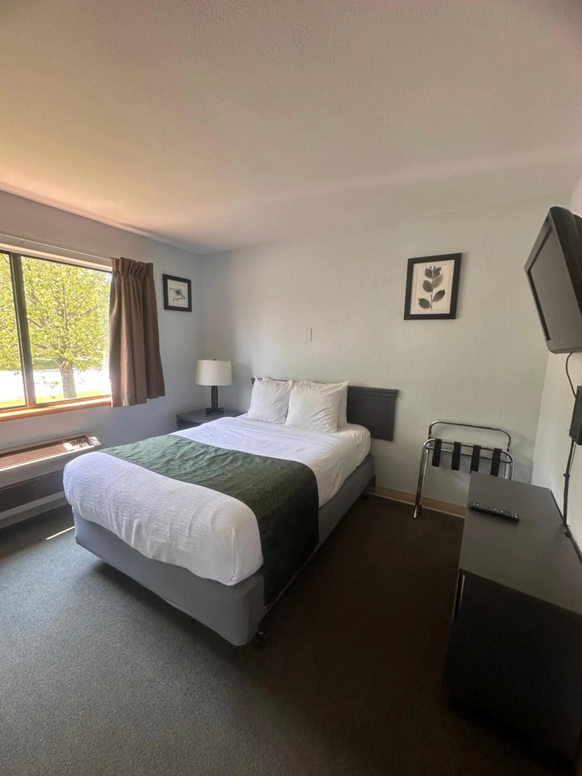 Bed in Pictured Rocks Inn and Suites