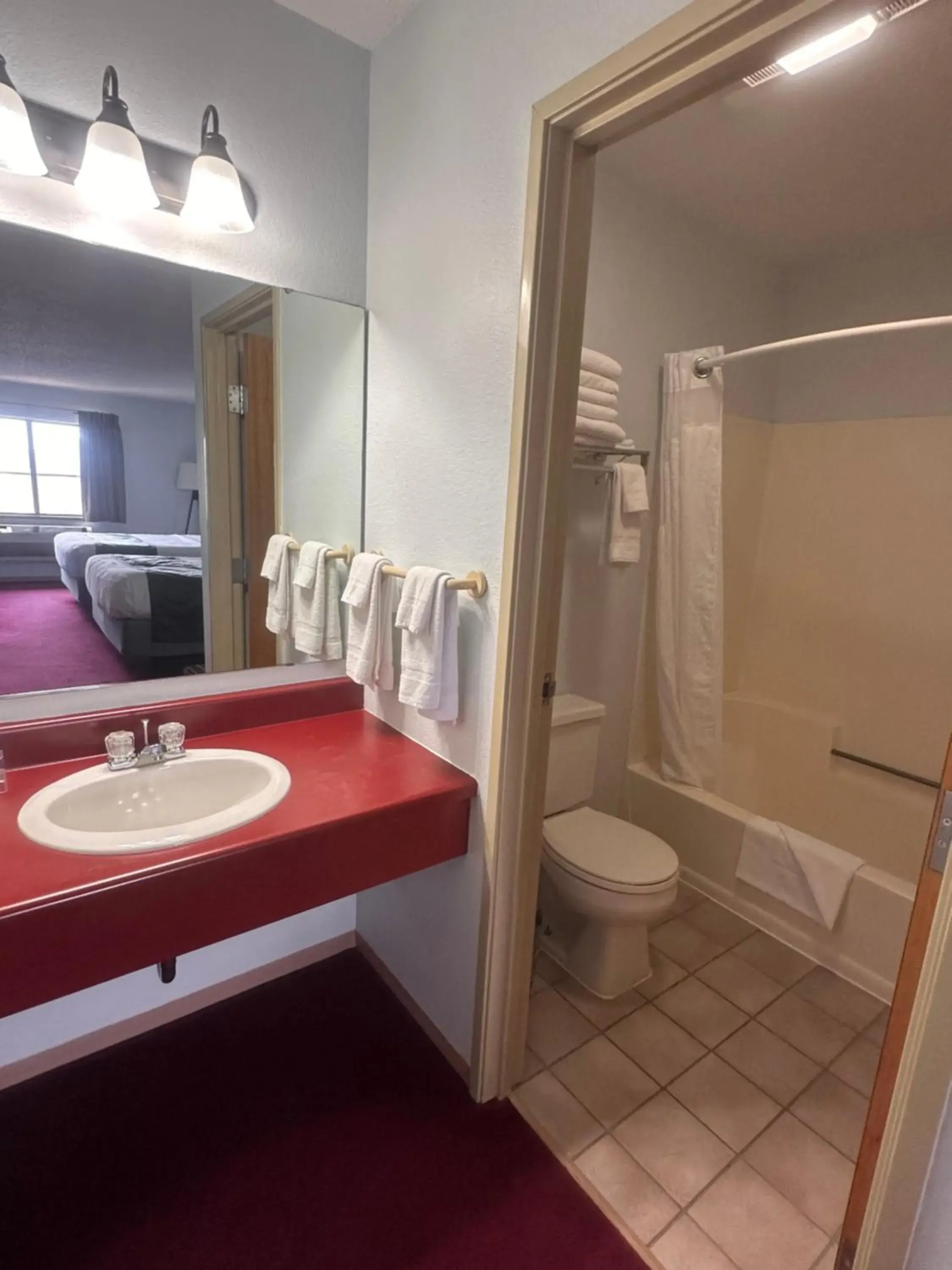 Deluxe Queen Suite in Pictured Rocks Inn and Suites Deluxe Queen Suite in Pictured Rocks Inn and Suites