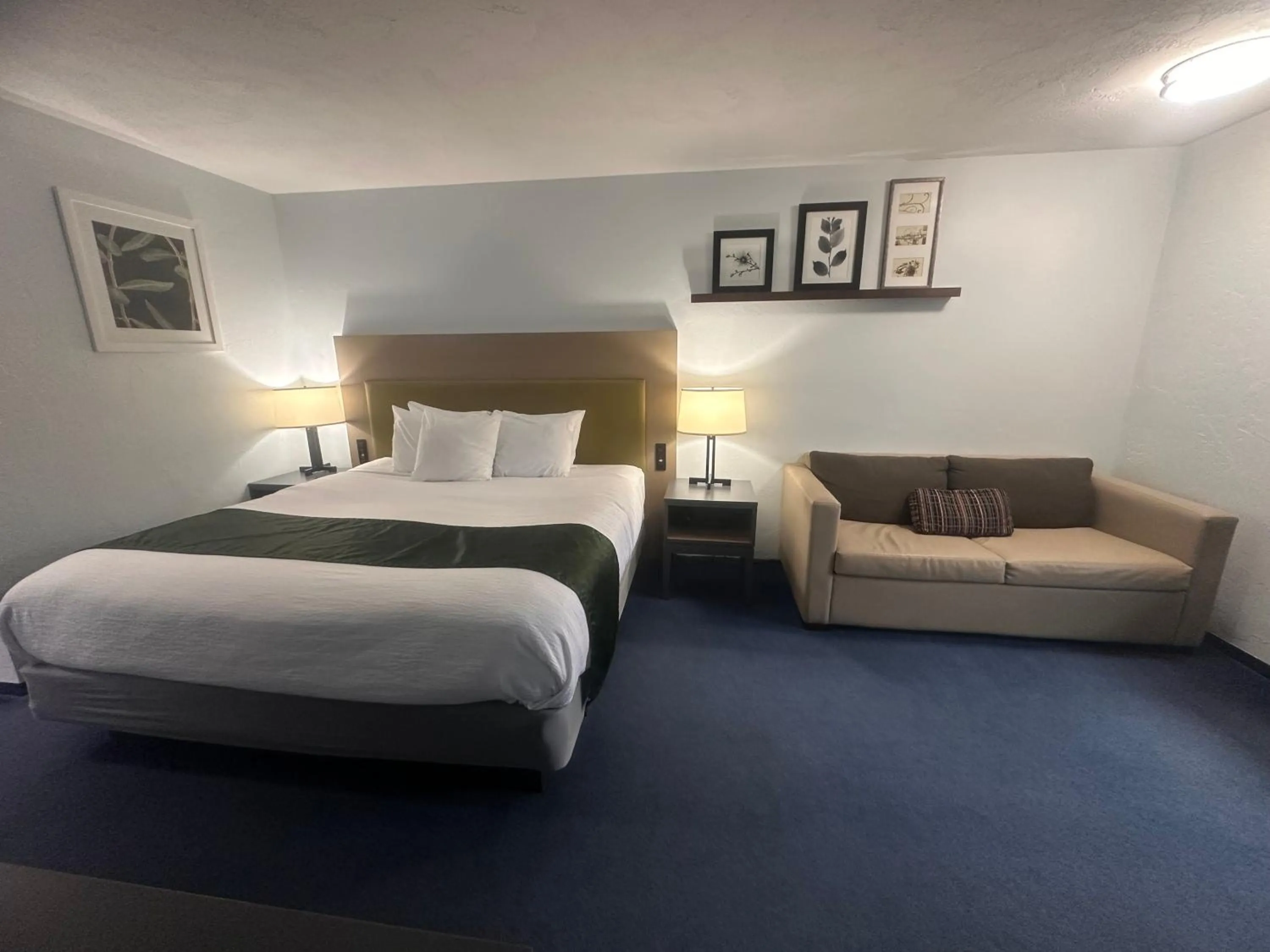 Bed in Pictured Rocks Inn and Suites