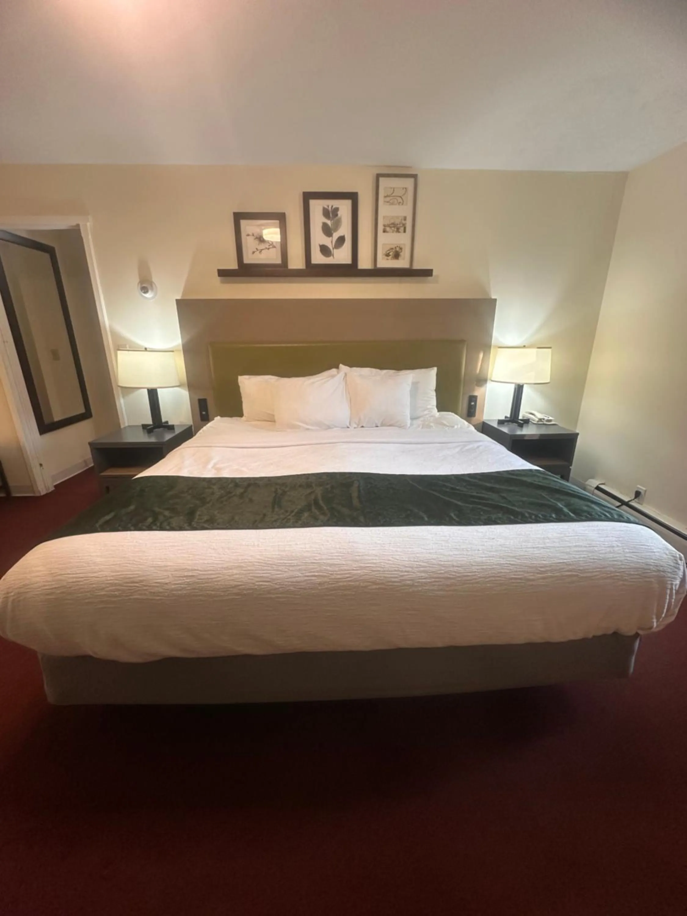 Bed in Pictured Rocks Inn and Suites