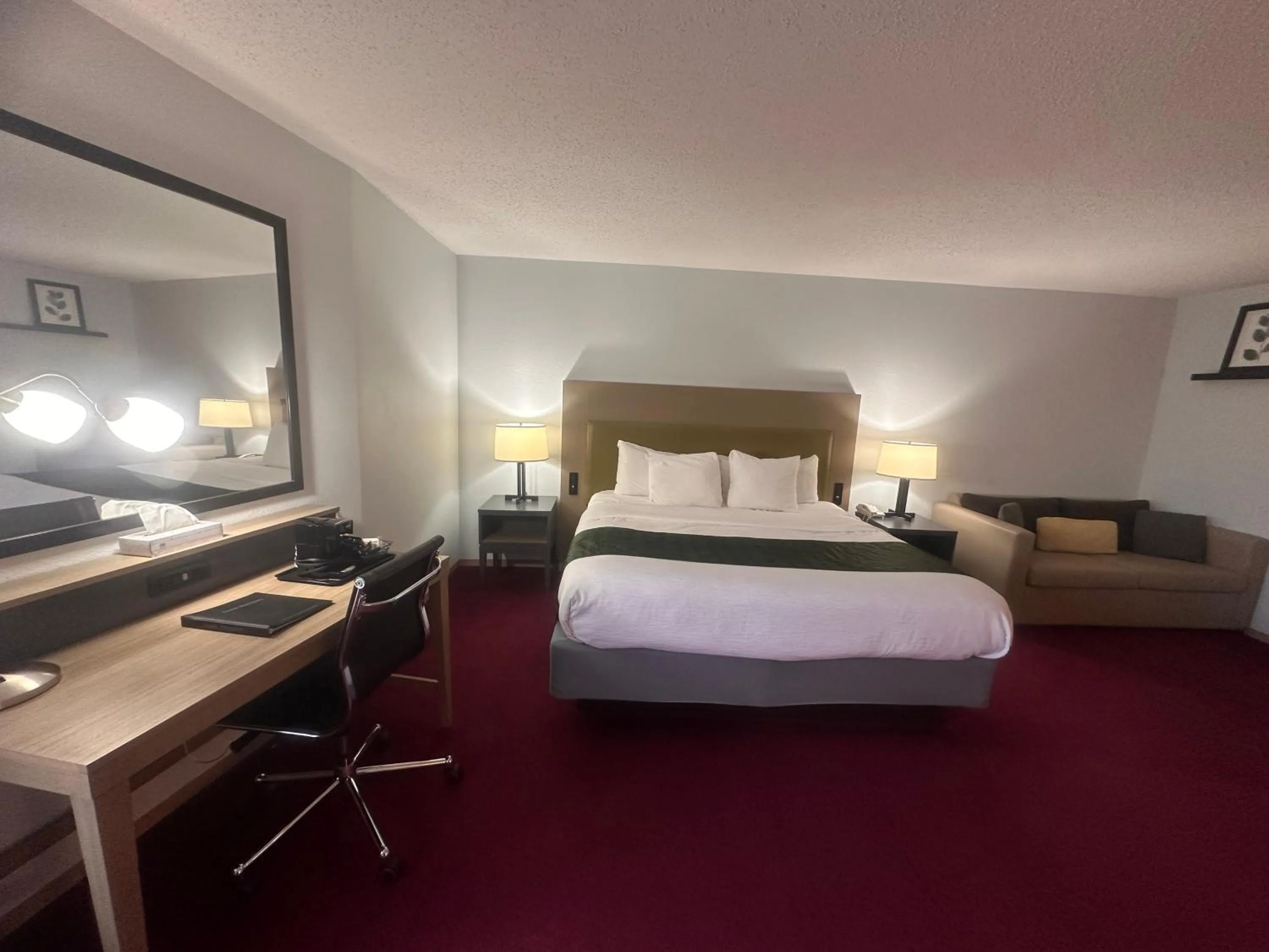 Bed in Pictured Rocks Inn and Suites