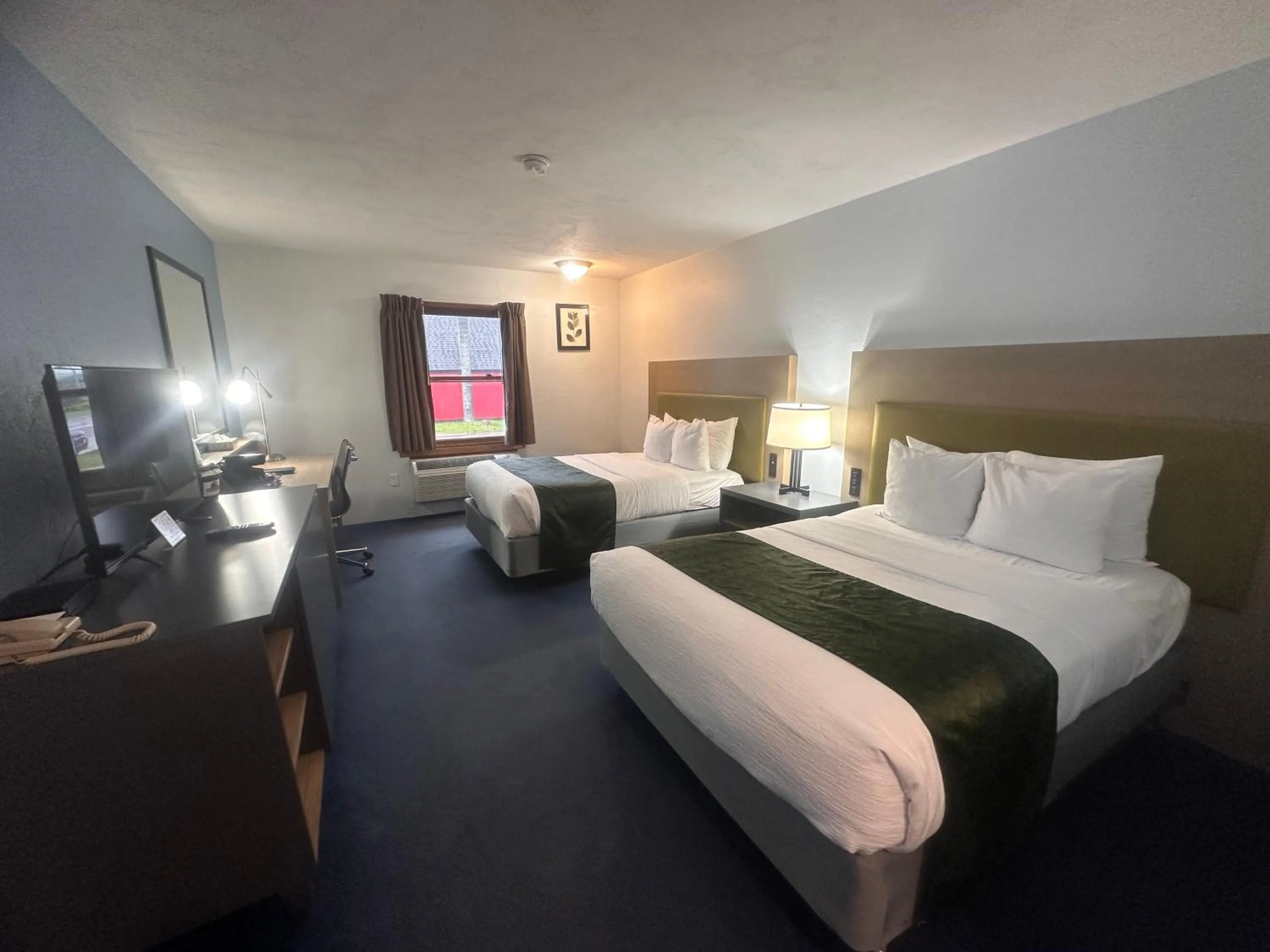 Bed in Pictured Rocks Inn and Suites