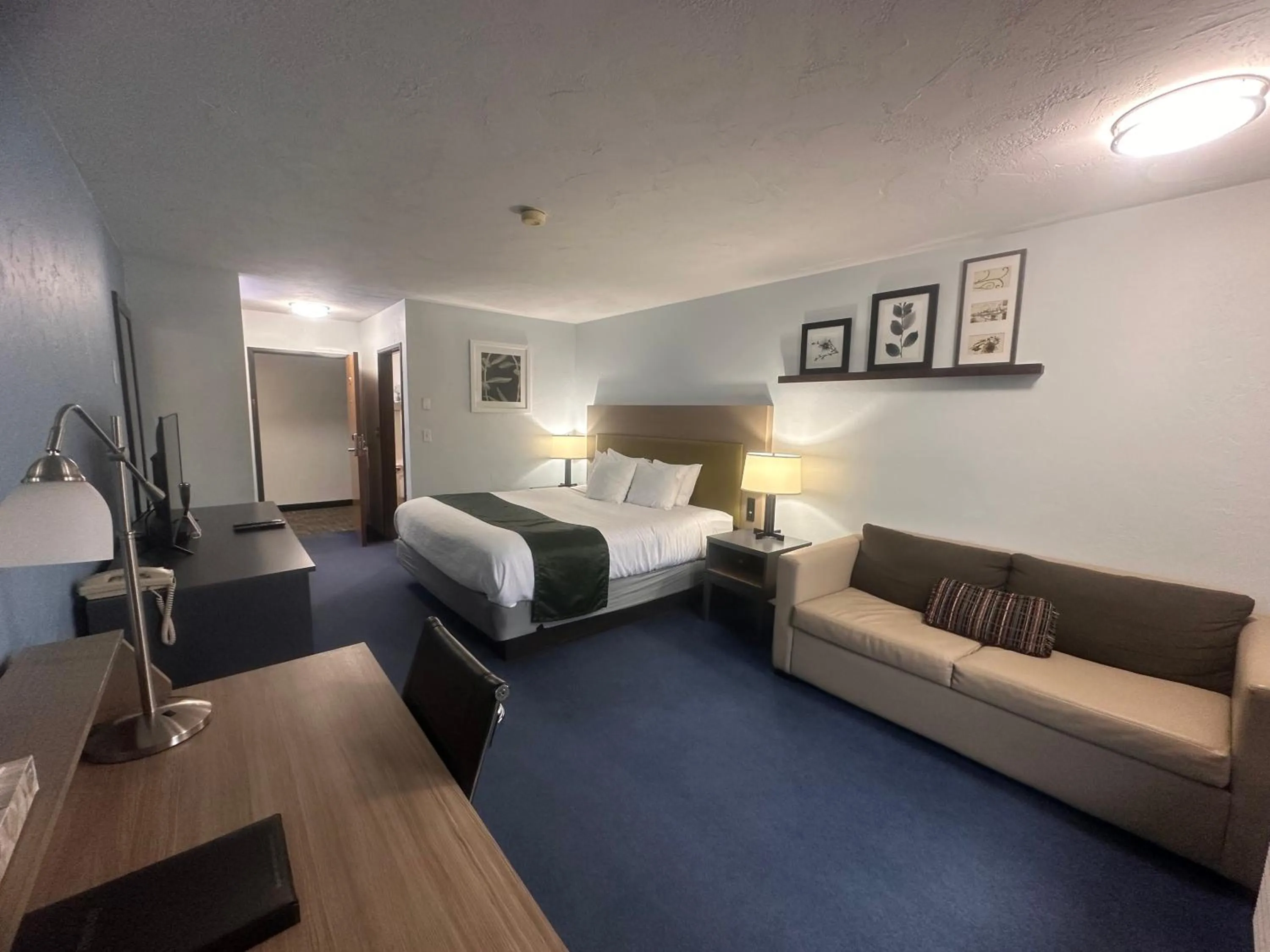 Bed in Pictured Rocks Inn and Suites