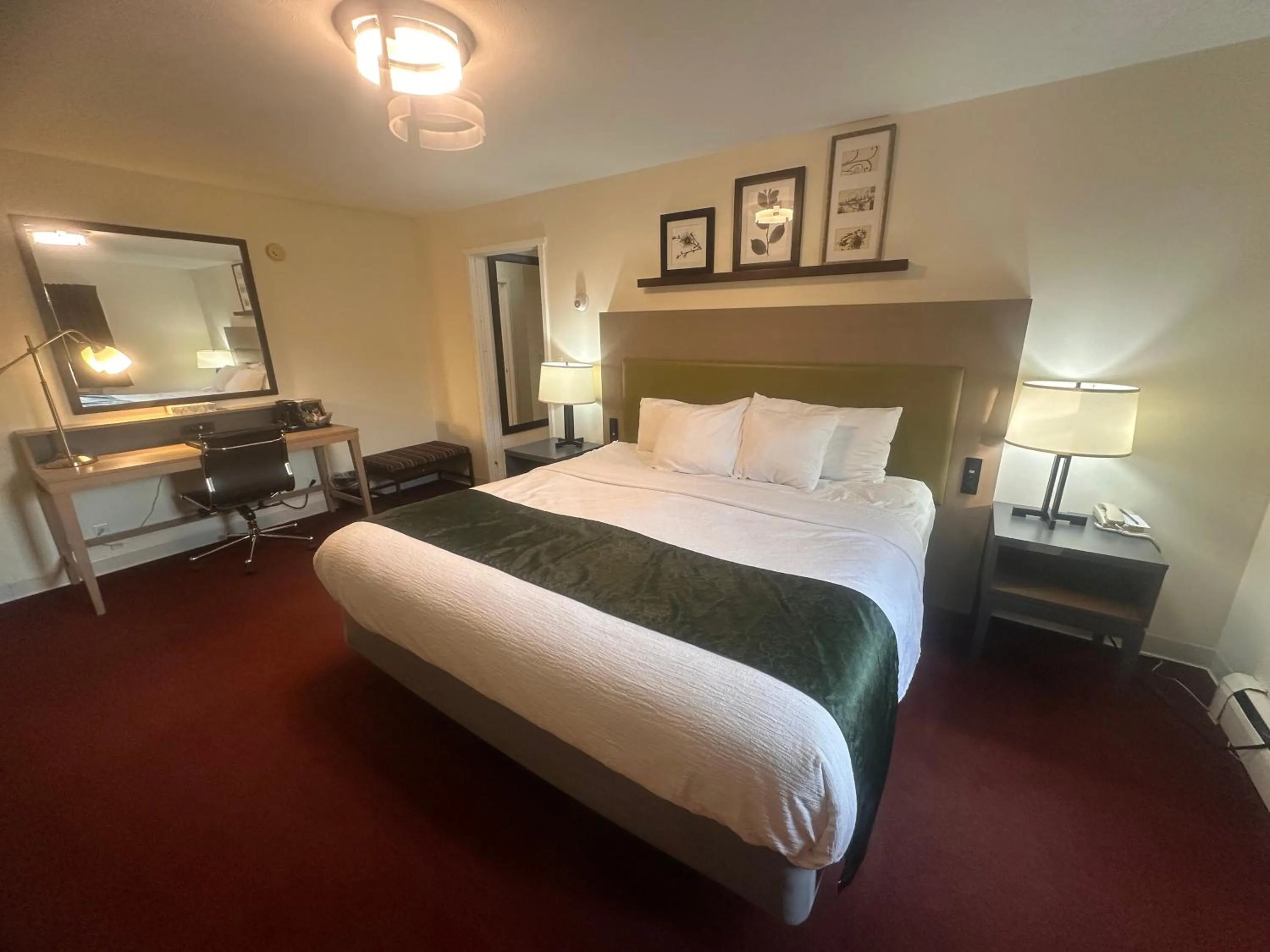 Bed in Pictured Rocks Inn and Suites