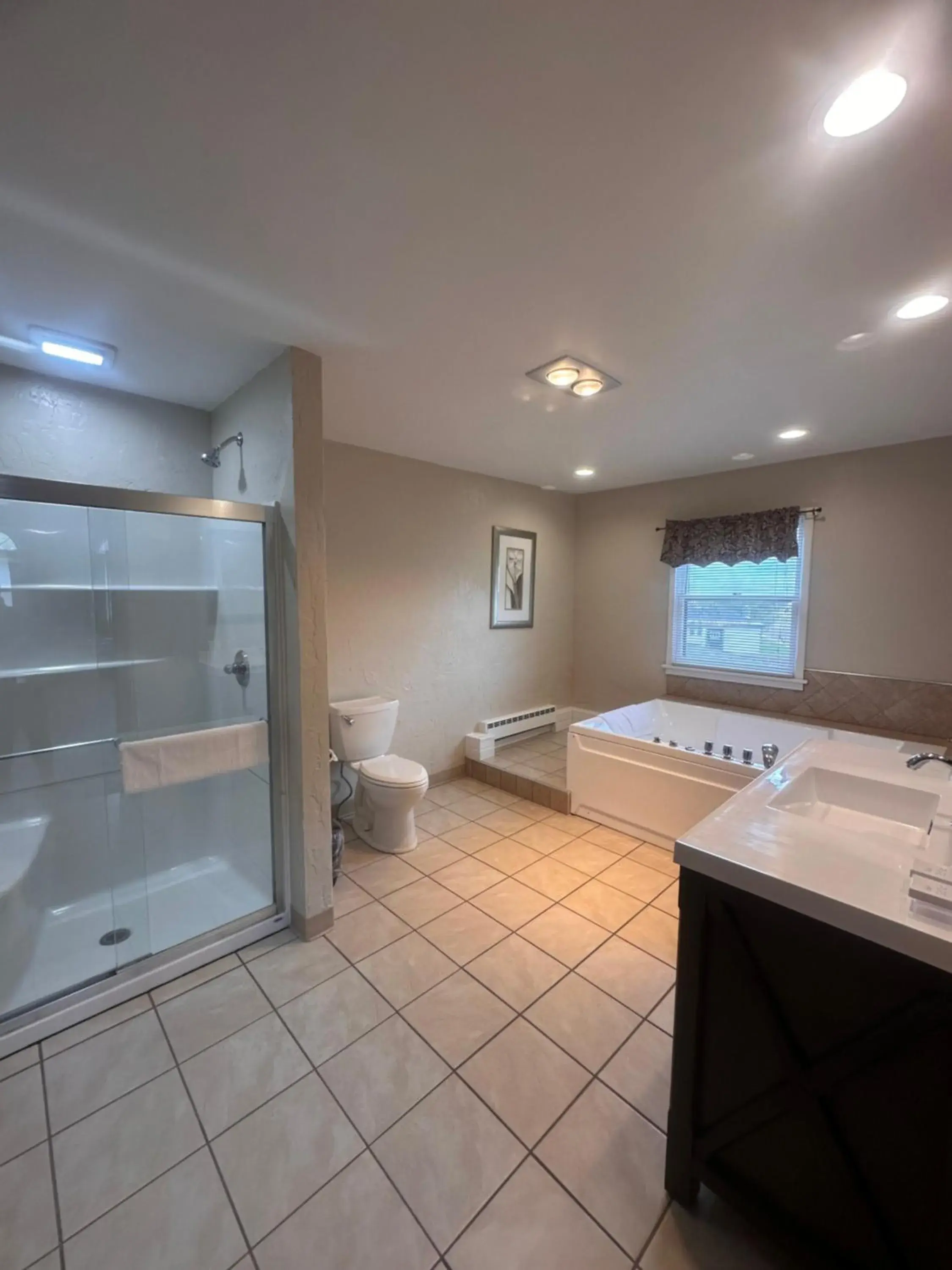 Suite with Spa Bath in Pictured Rocks Inn and Suites Suite with Spa Bath in Pictured Rocks Inn and Suites