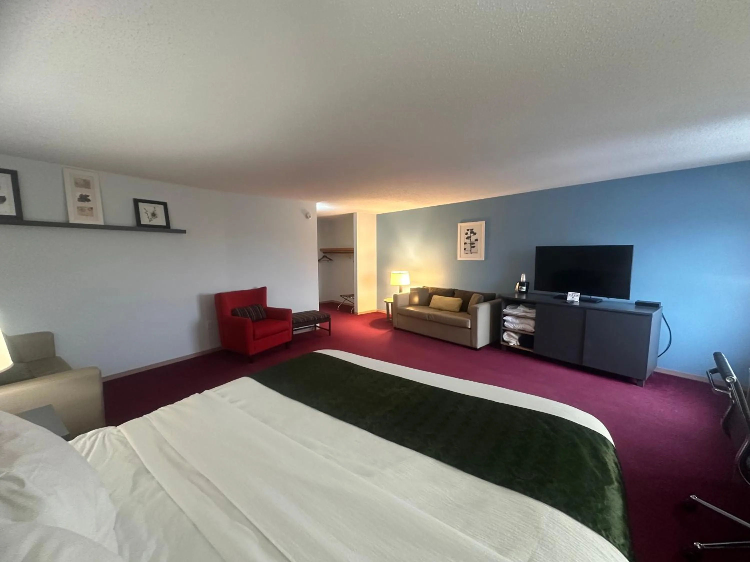 Bed in Pictured Rocks Inn and Suites