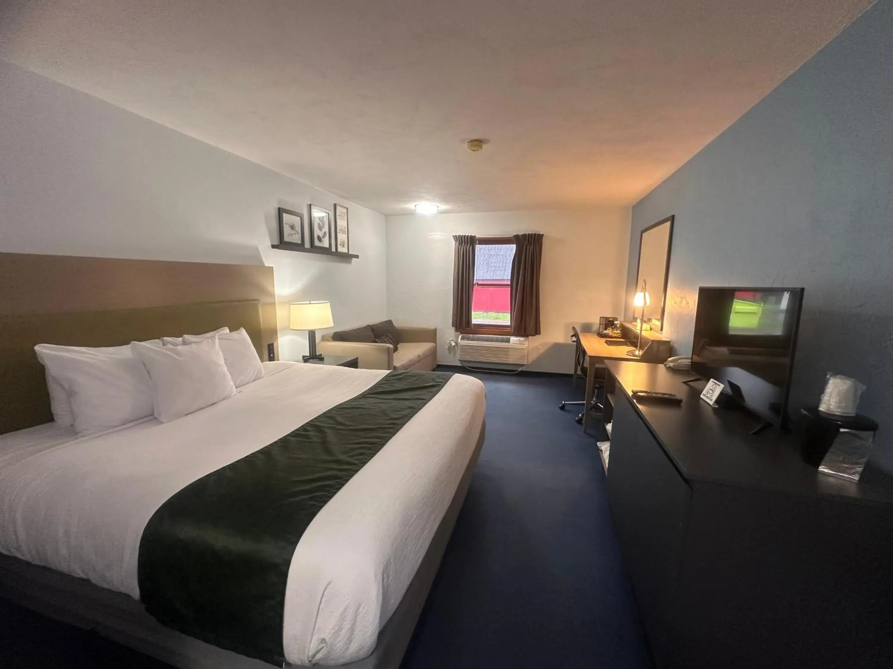 King Room with Sofa Bed in Pictured Rocks Inn and Suites King Room with Sofa Bed in Pictured Rocks Inn and Suites