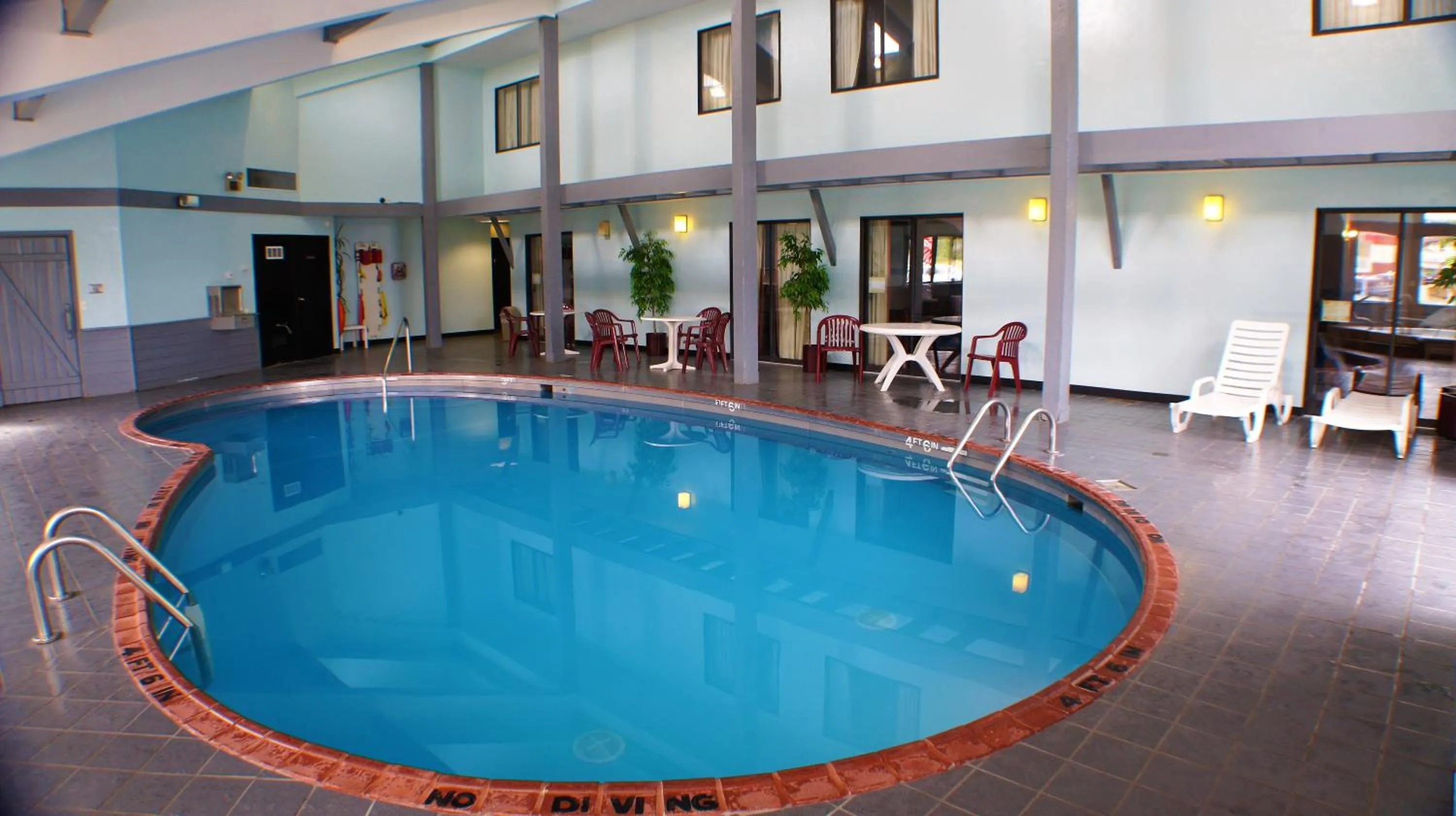 Swimming pool in Pictured Rocks Inn and Suites