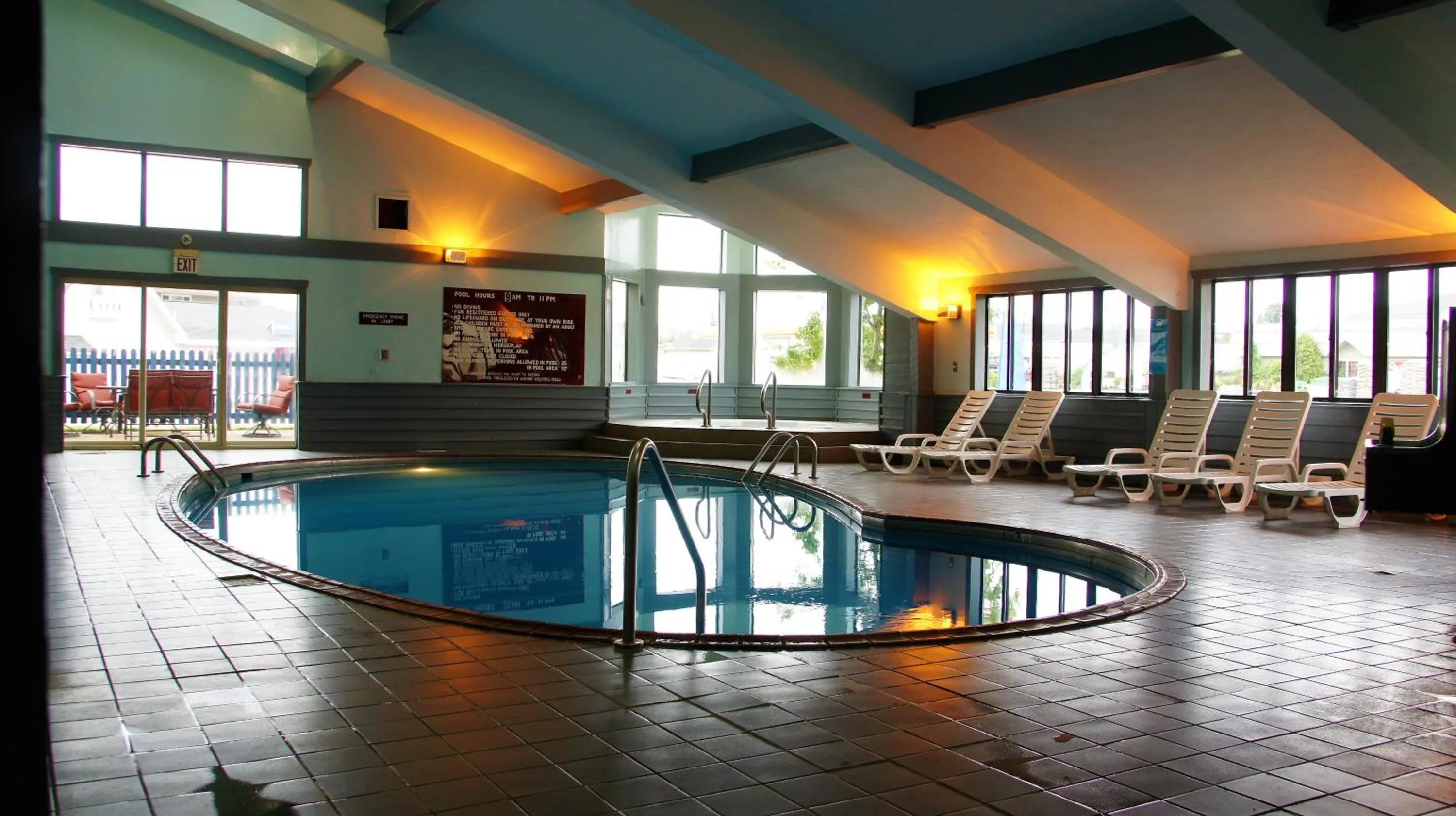 Swimming pool in Pictured Rocks Inn and Suites