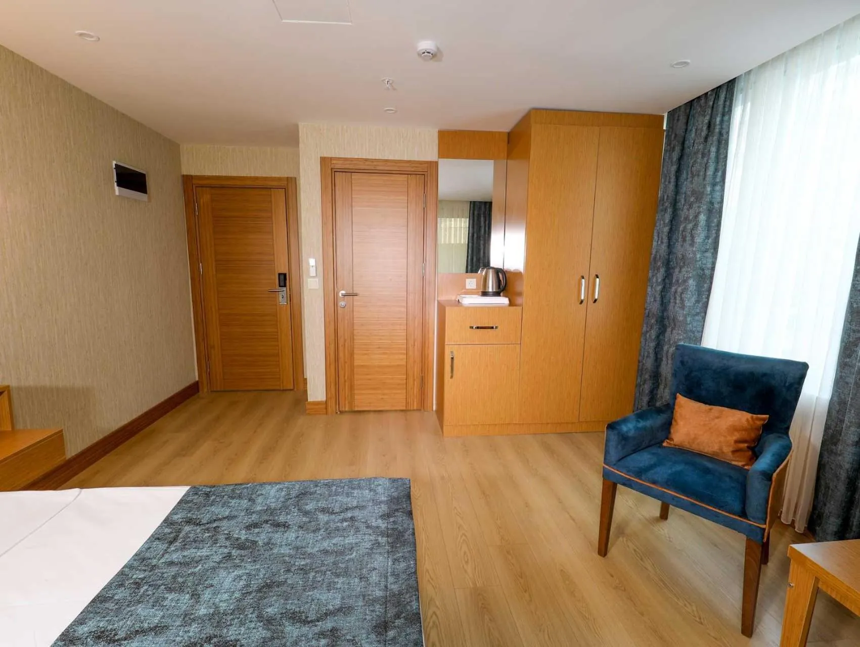 Communal lounge/ TV room in Grand Elmira Suites