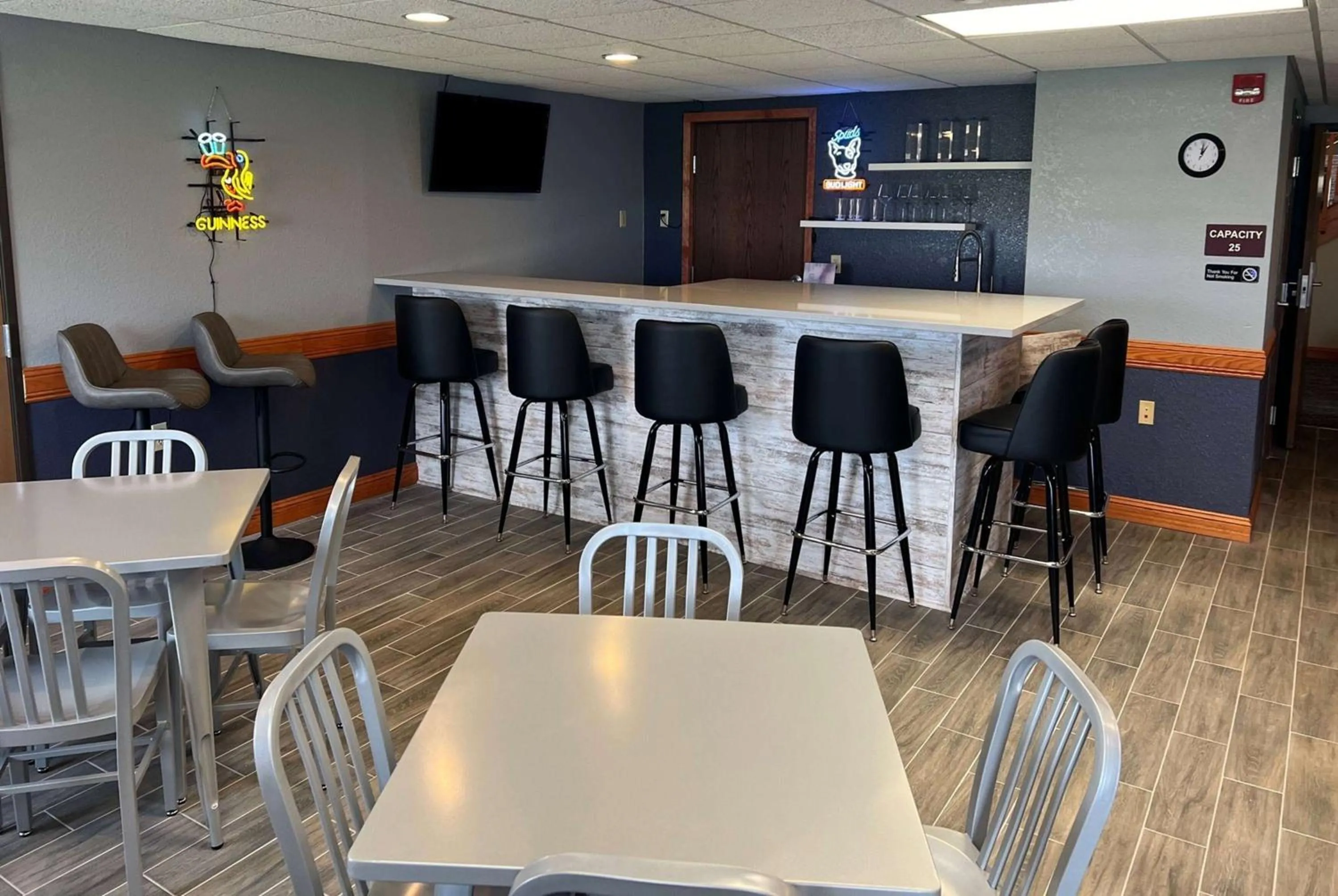 Lounge or bar in AmericInn by Wyndham Manitowoc