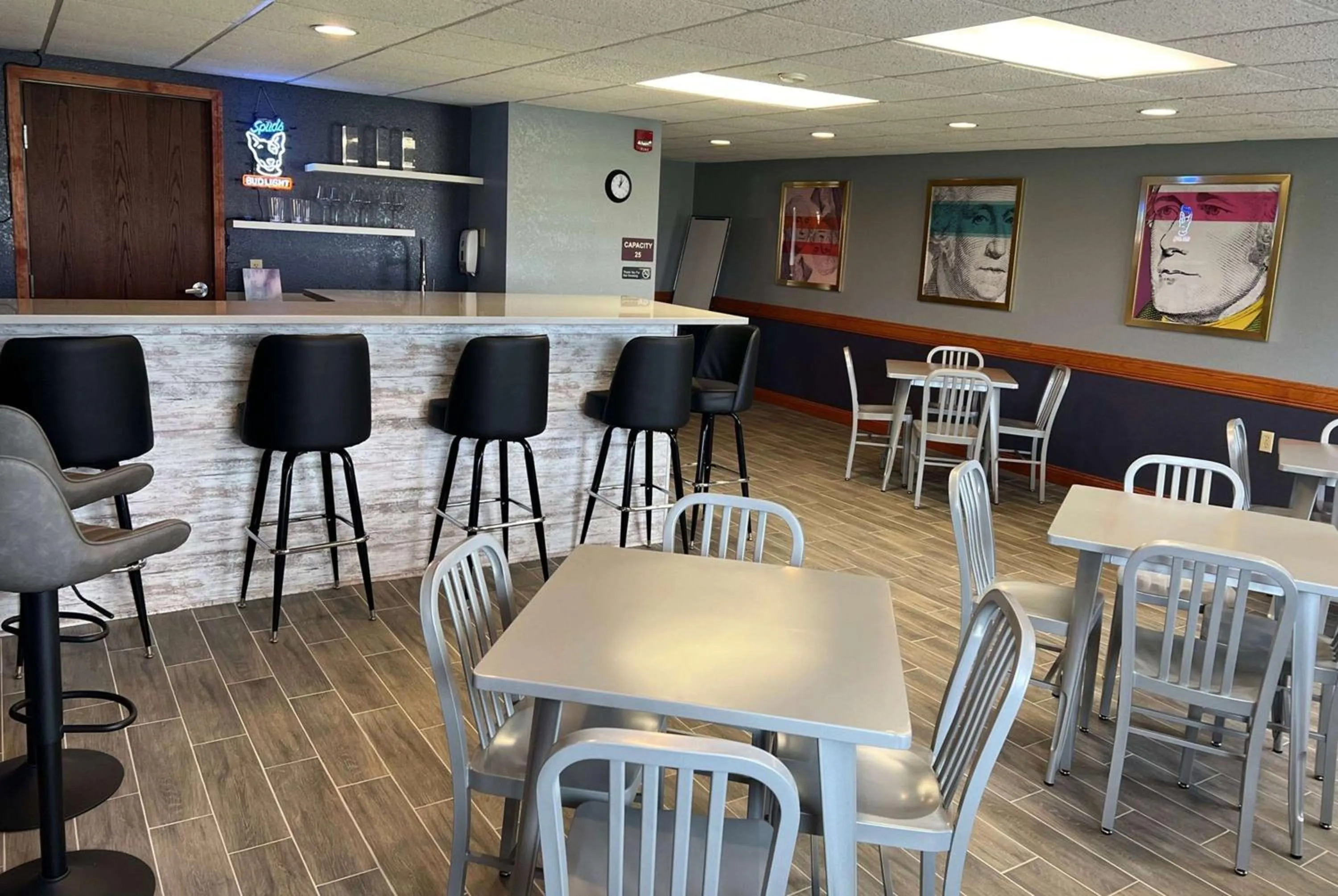 Lounge or bar in AmericInn by Wyndham Manitowoc