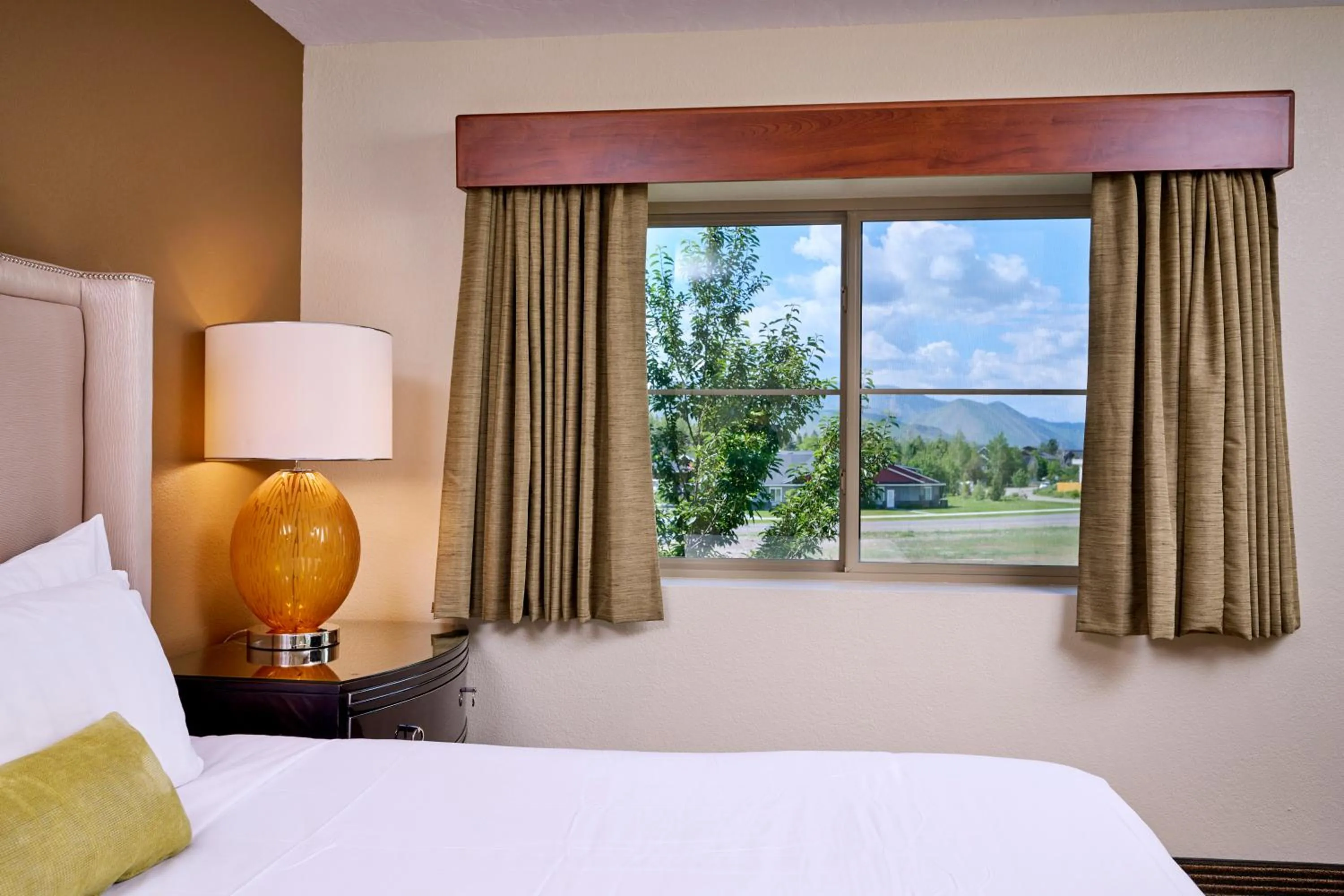 Photo of the whole room, Bed in Mountain Valley Lodge Hailey Sun Valley