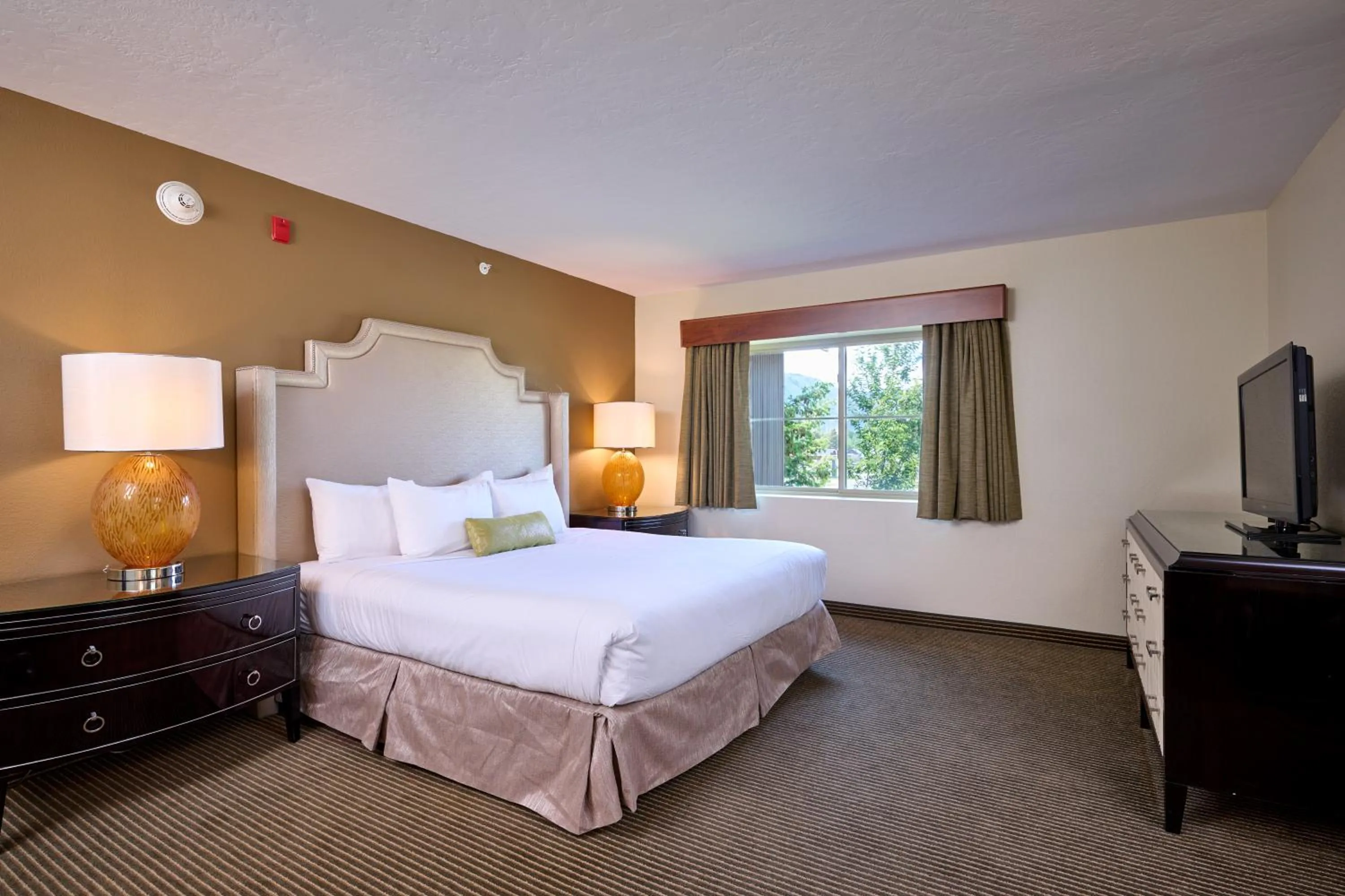 Photo of the whole room, Bed in Mountain Valley Lodge Hailey Sun Valley