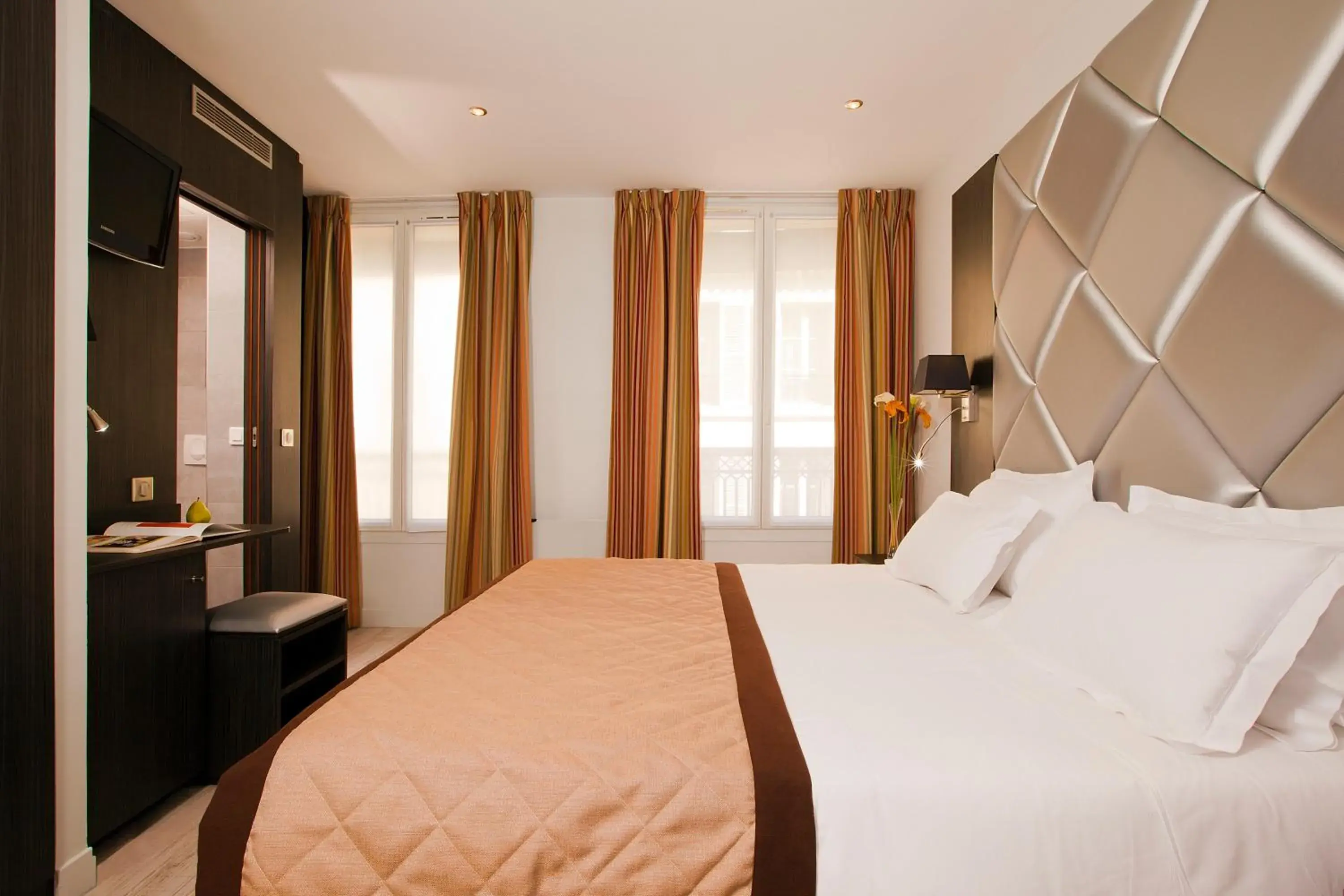 2 Connecting Superior Rooms in Hôtel Eden Opéra 2 Connecting Superior Rooms in Hôtel Eden Opéra