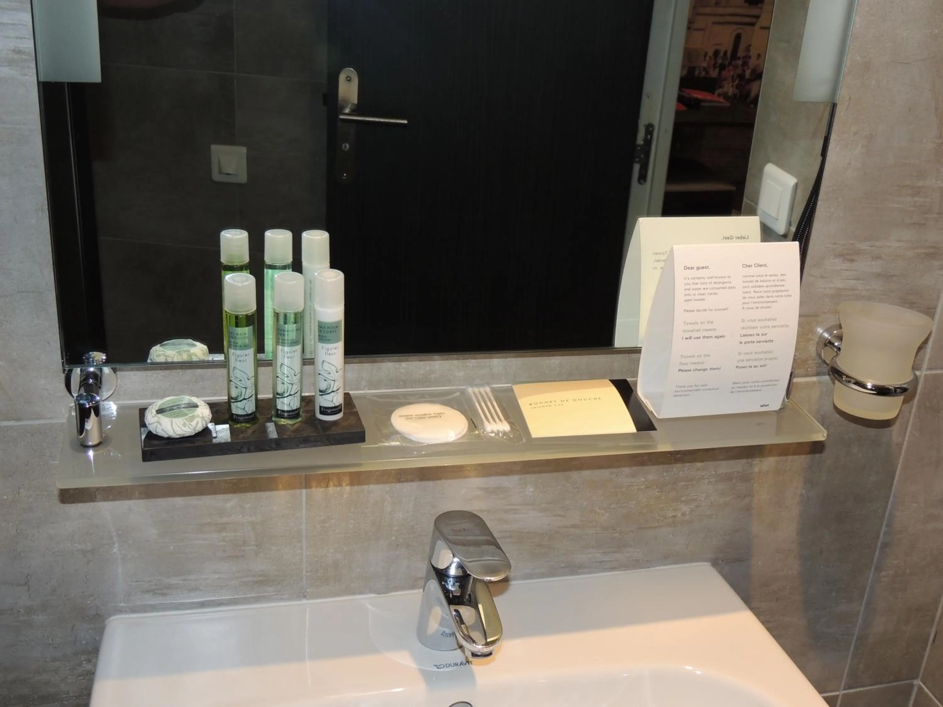 Bathroom in Hôtel Eden Opéra