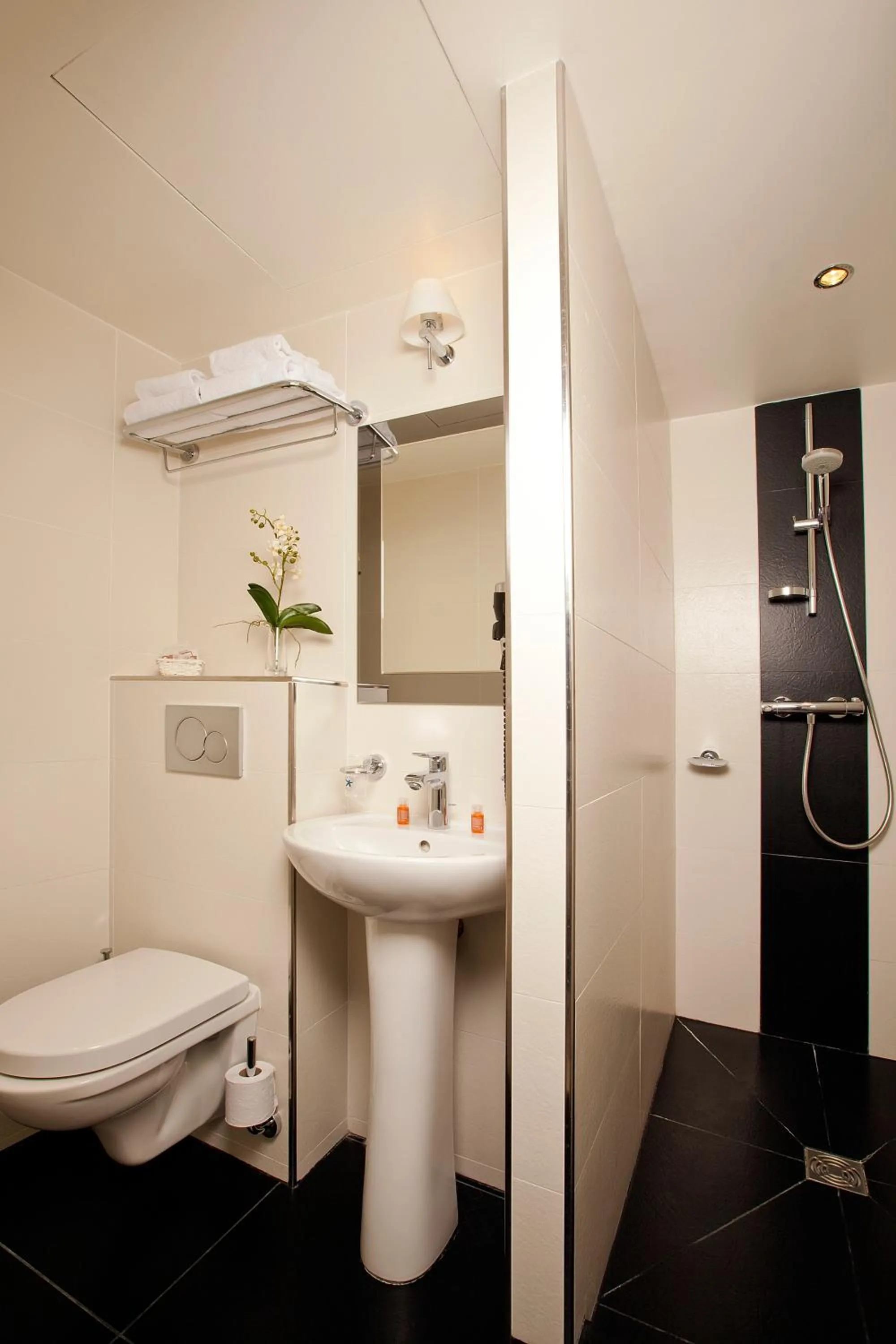 Bathroom in Hôtel Eden Opéra