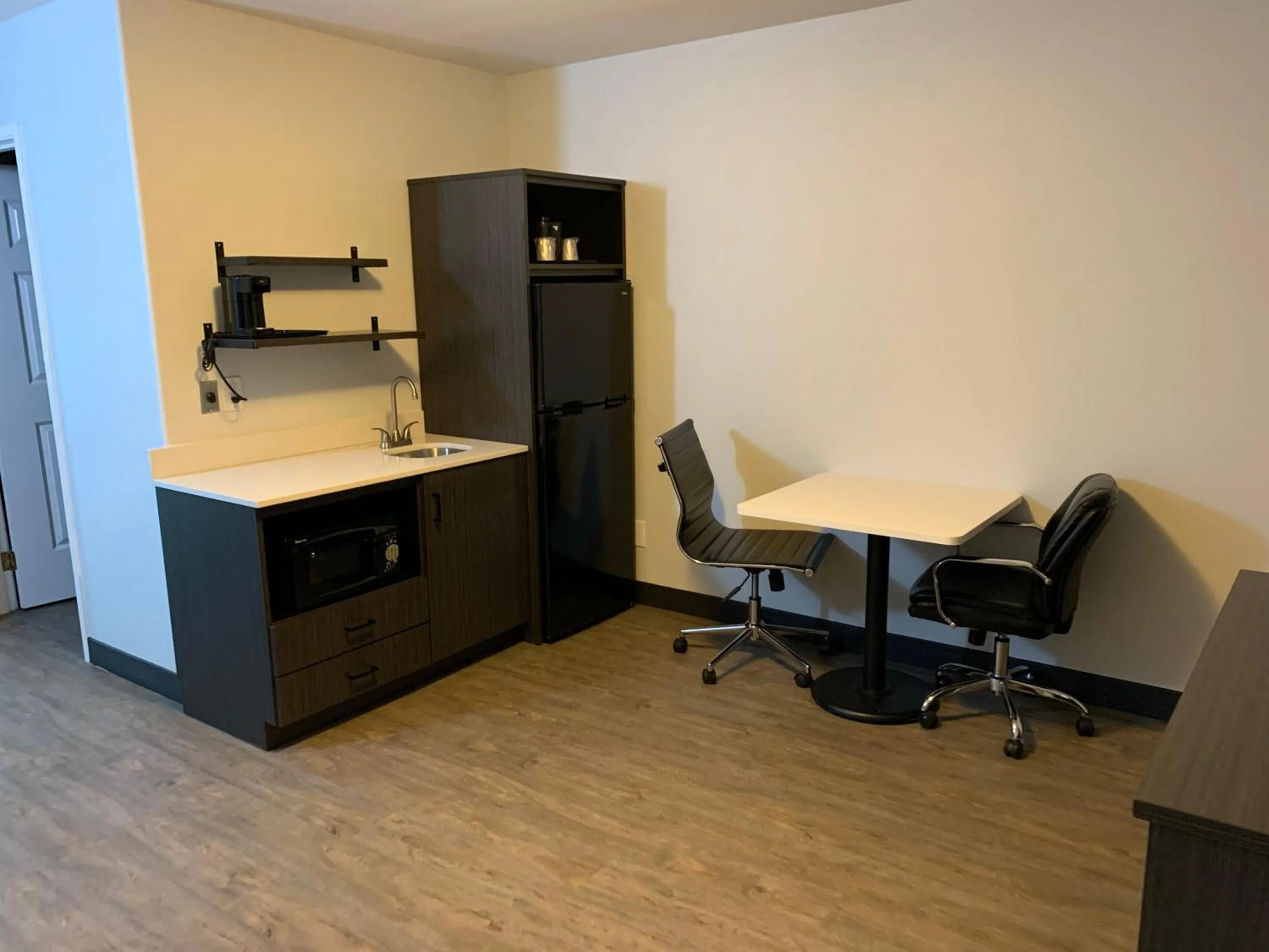 Kitchen or kitchenette in Hawthorn Extended Stay by Wyndham Hobbs