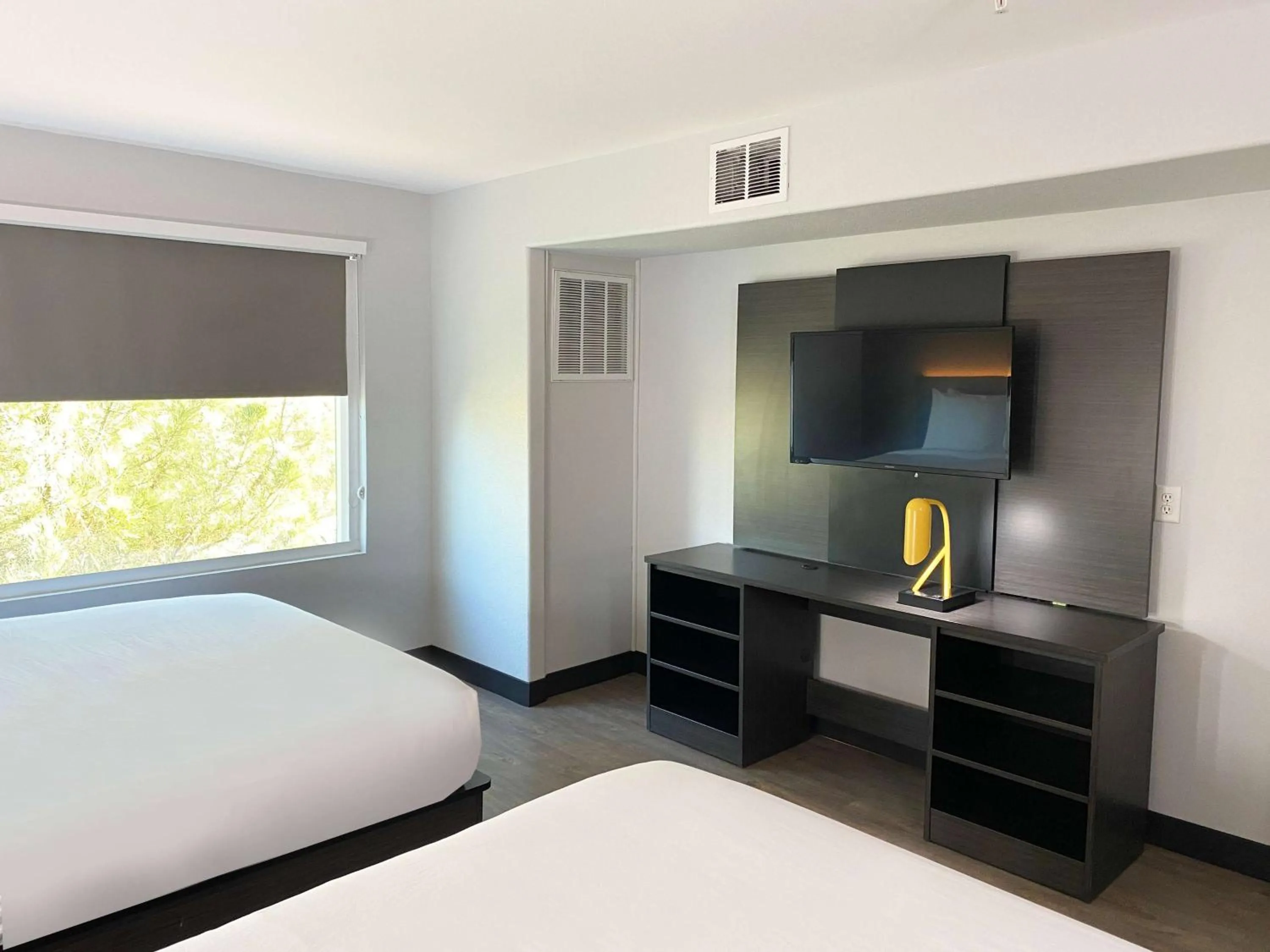 Photo of the whole room, Bed in Hawthorn Extended Stay by Wyndham Hobbs