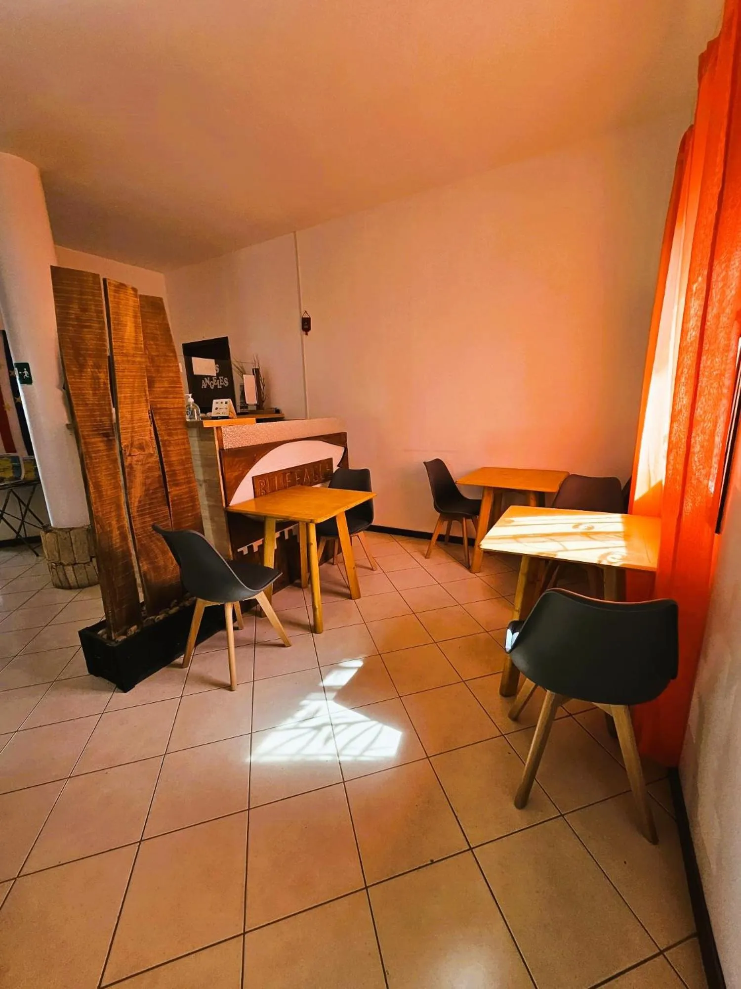 Dining area in Blue Eagle Guesthouse - Casa de hospedes