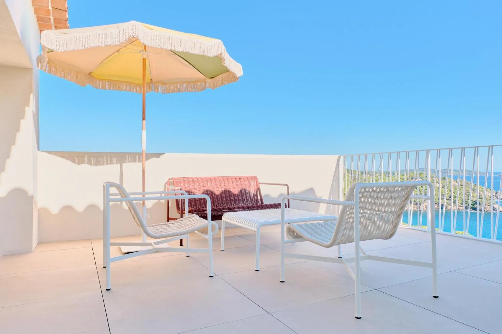 Balcony/Terrace in Hôtel Le Provençal - Rénové en 2025 - Bord de Mer