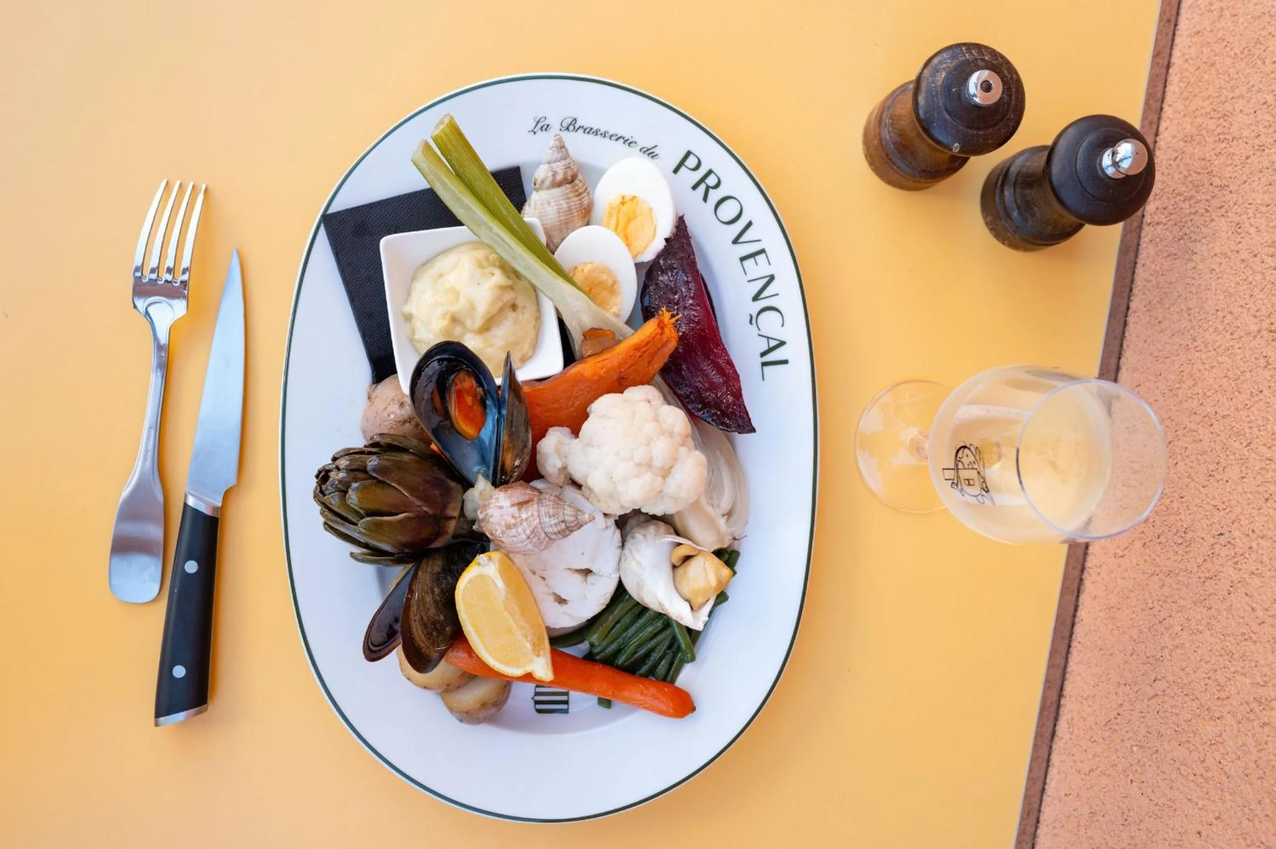 Restaurant/places to eat in Hôtel Le Provençal - Rénové en 2025 - Bord de Mer