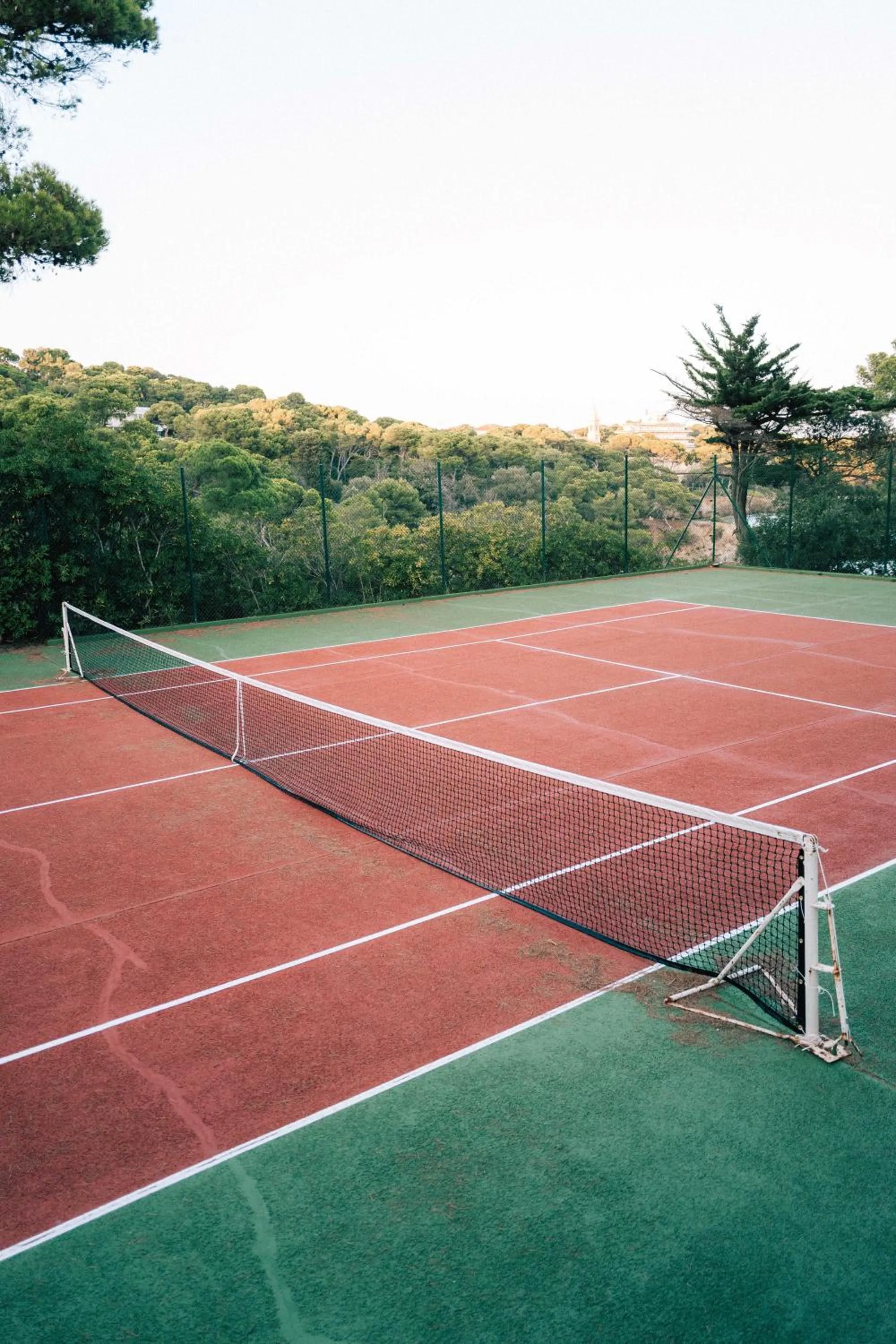 Tennis court in Hôtel Le Provençal - Rénové en 2025 - Bord de Mer
