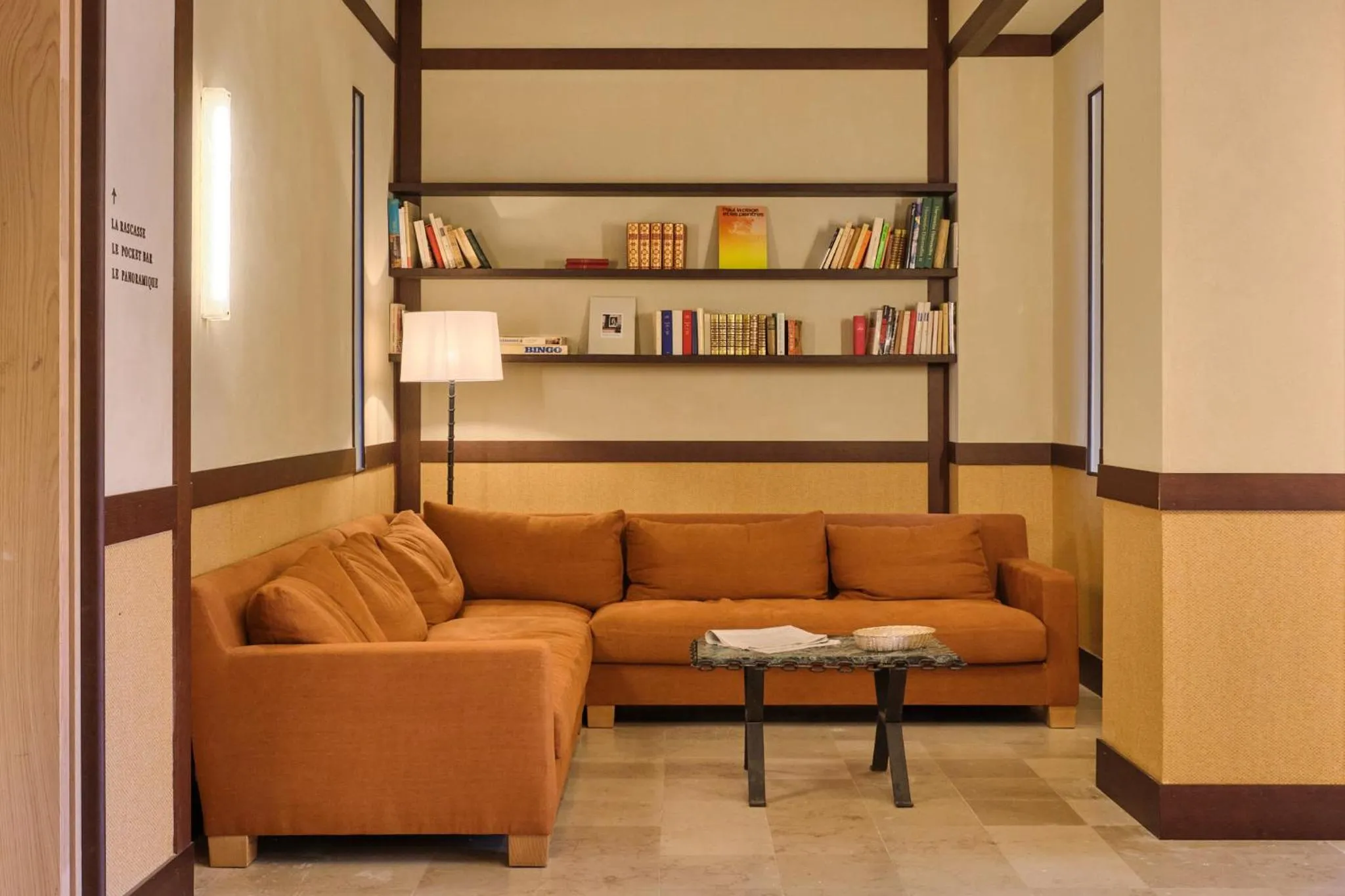 Lobby or reception in Hôtel Le Provençal - Rénové en 2025 - Bord de Mer