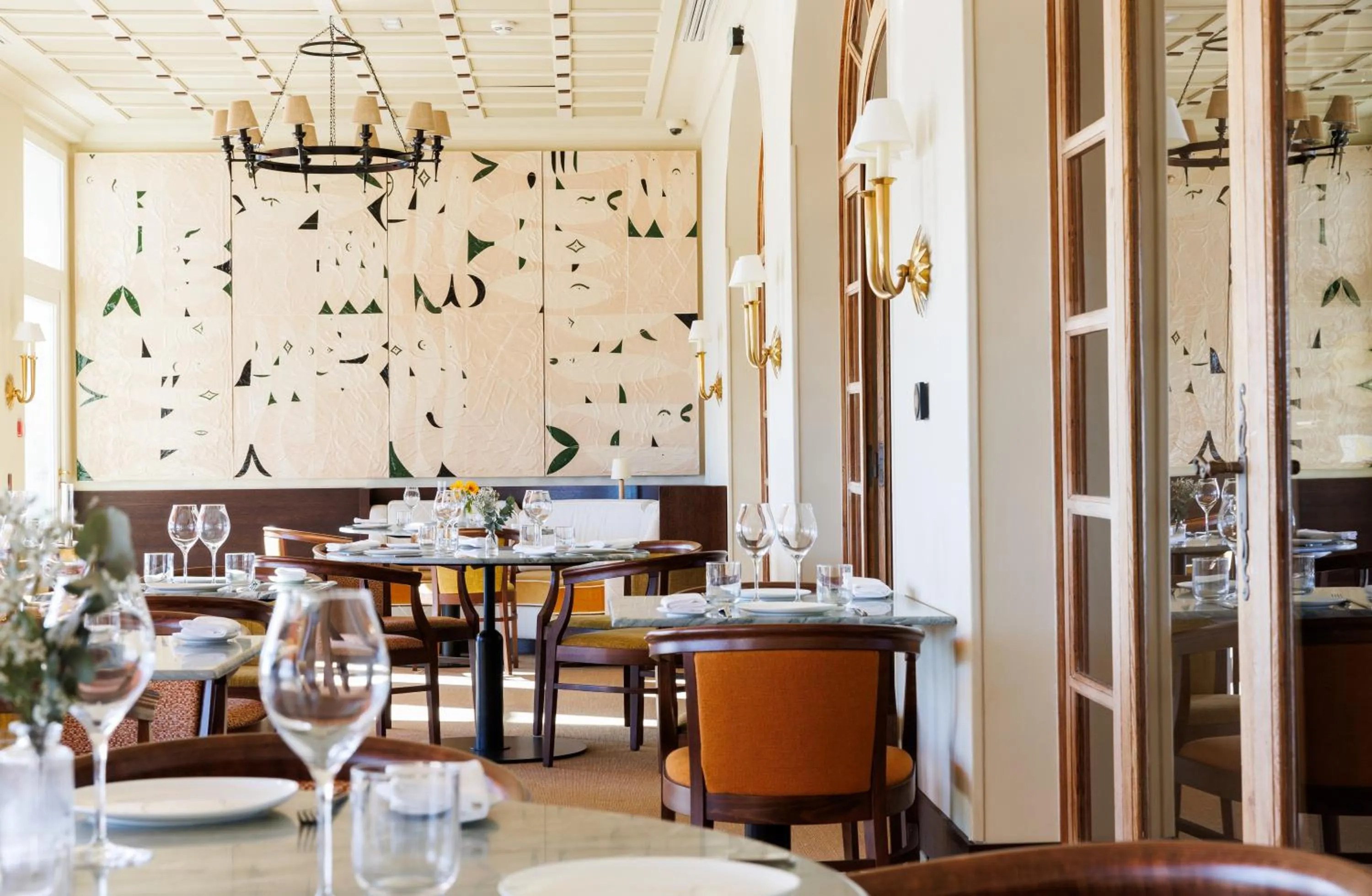 Restaurant/places to eat in Hôtel Le Provençal - Rénové en 2025 - Bord de Mer