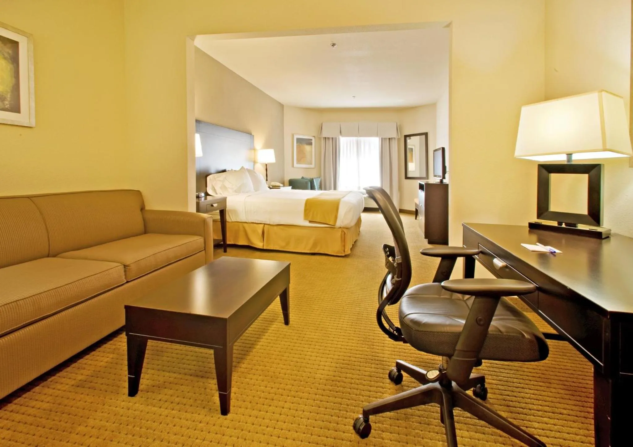 Photo of the whole room in Holiday Inn Express Hotel & Suites Shamrock North by IHG
