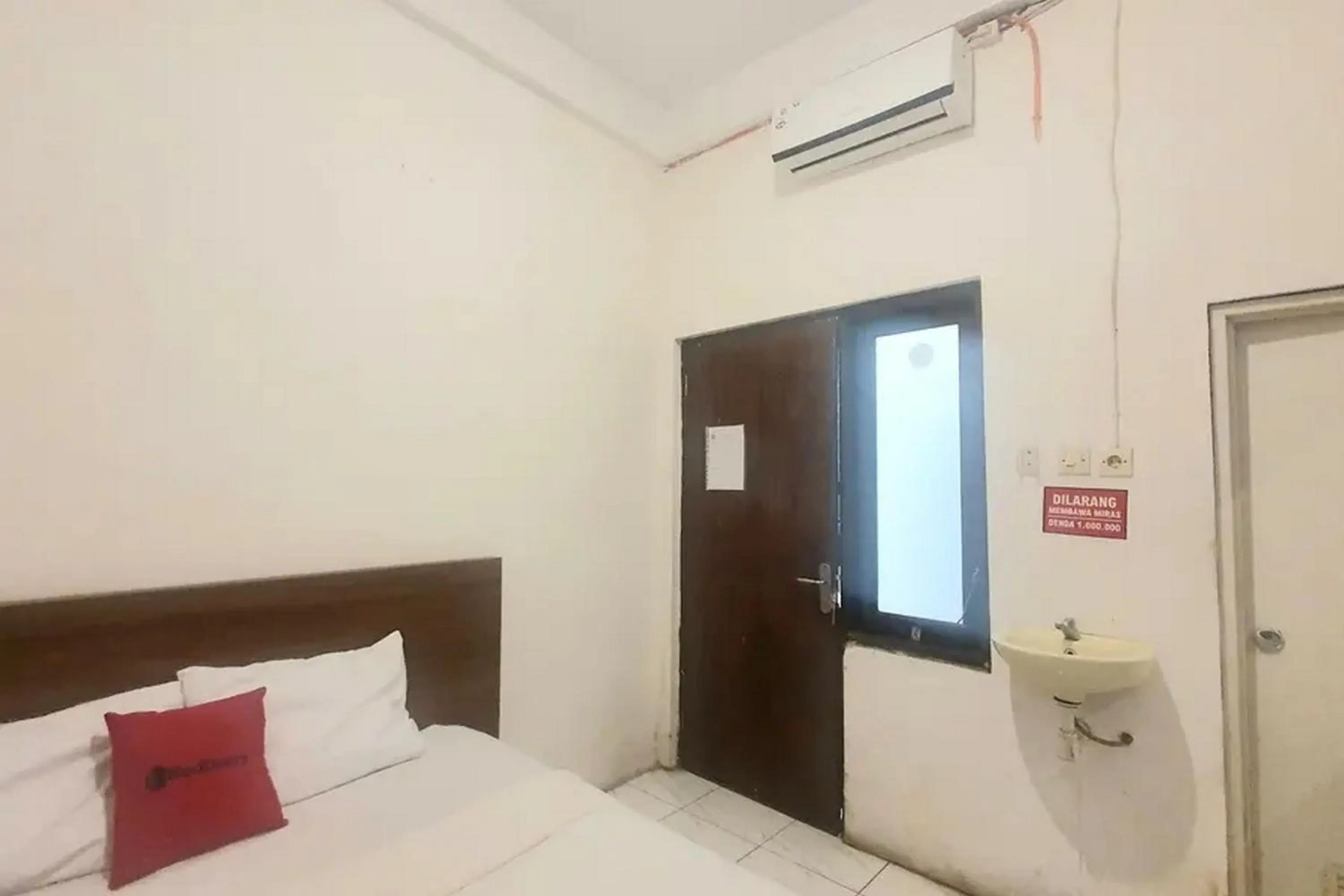 Bed in RedDoorz near Universitas PGRI Kanjuruhan