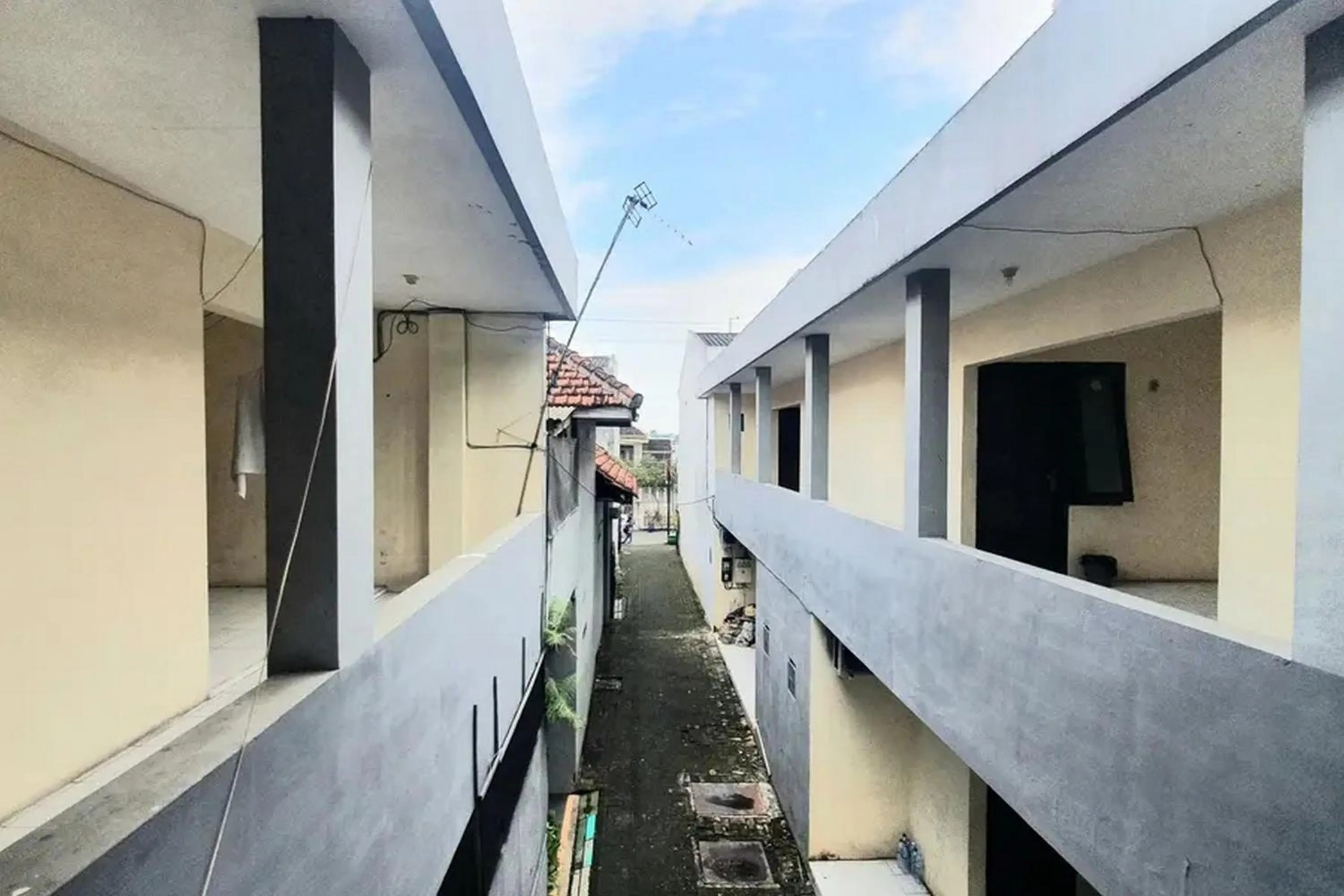 Property building in RedDoorz near Universitas PGRI Kanjuruhan