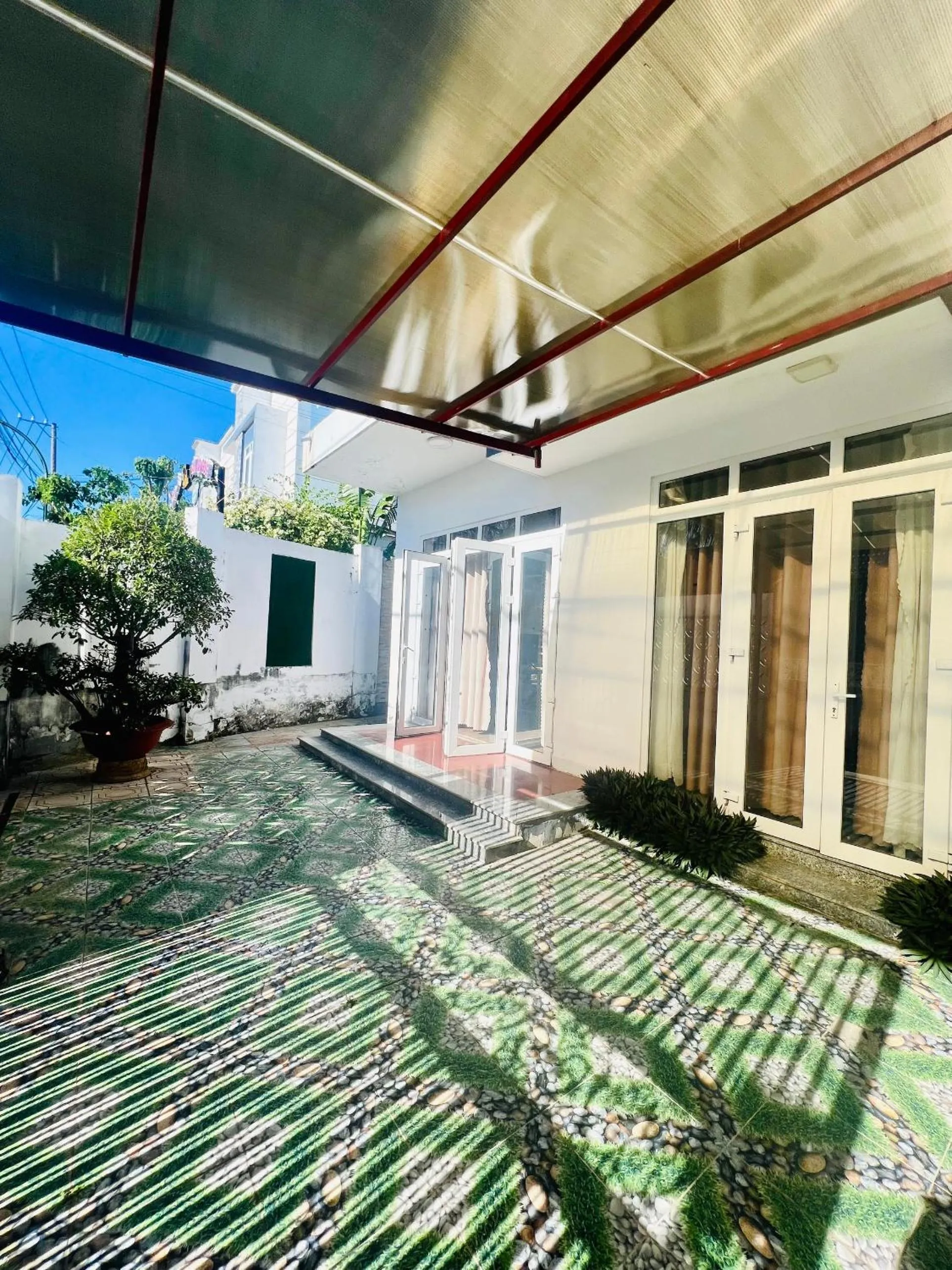 Facade/entrance in D'Villa Hotel - Homestay