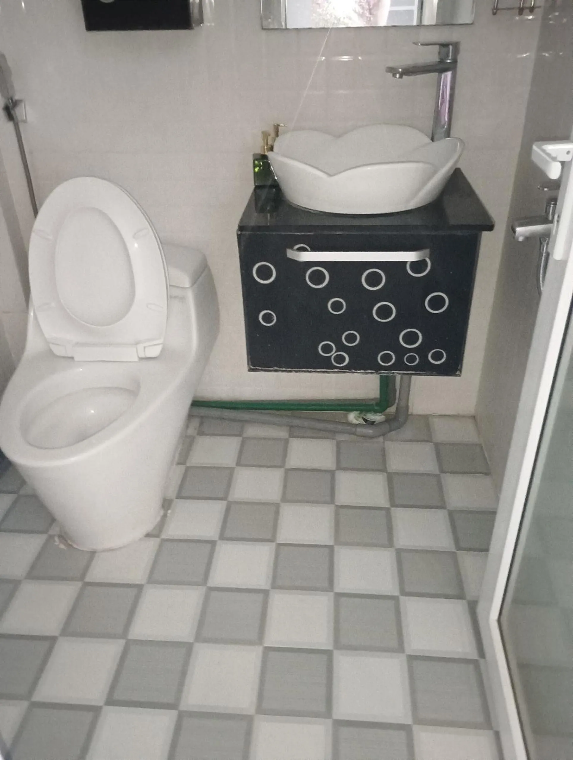 Shower in D'Villa Hotel - Homestay