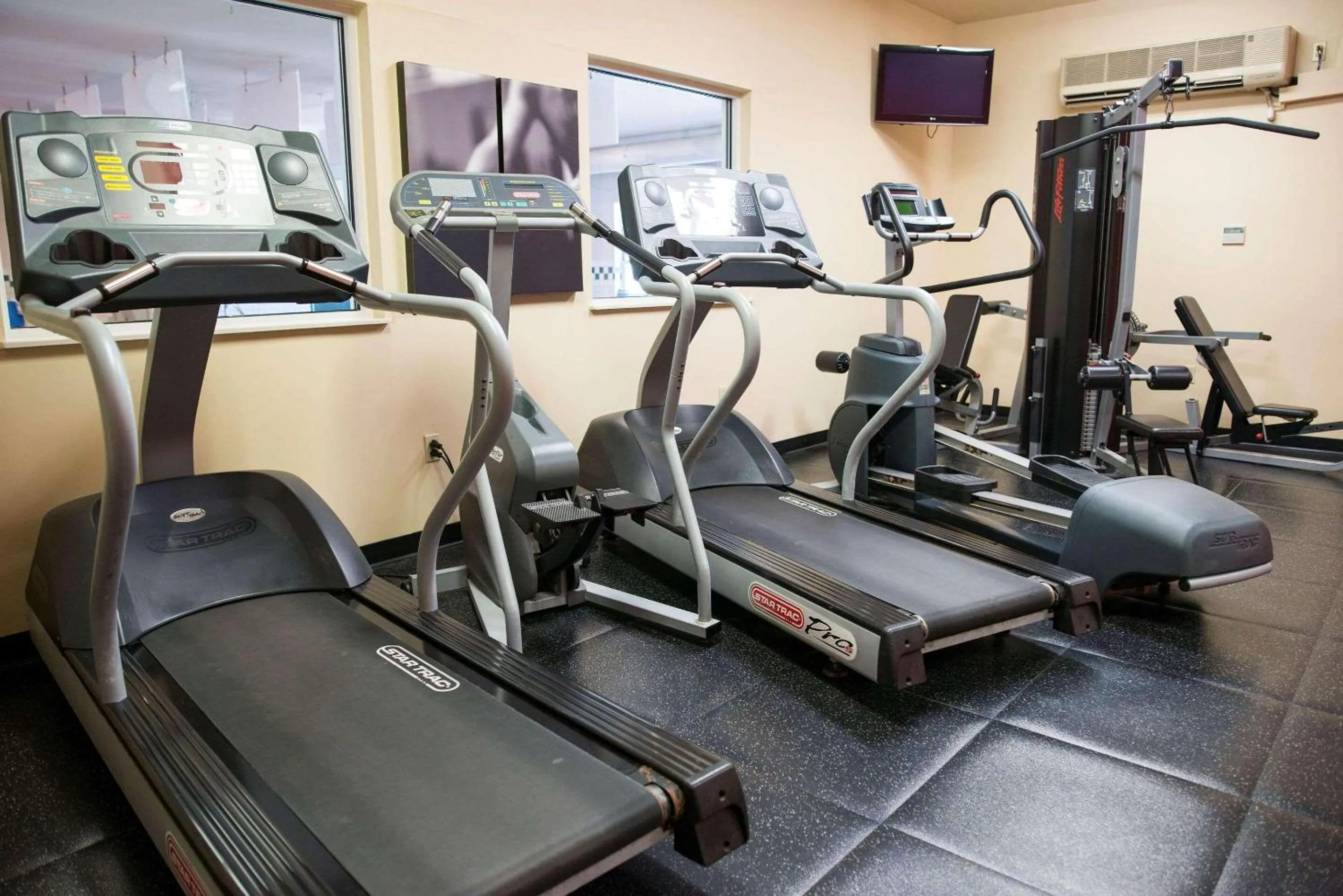 Fitness centre/facilities in Country Inn & Suites by Radisson, Effingham, IL