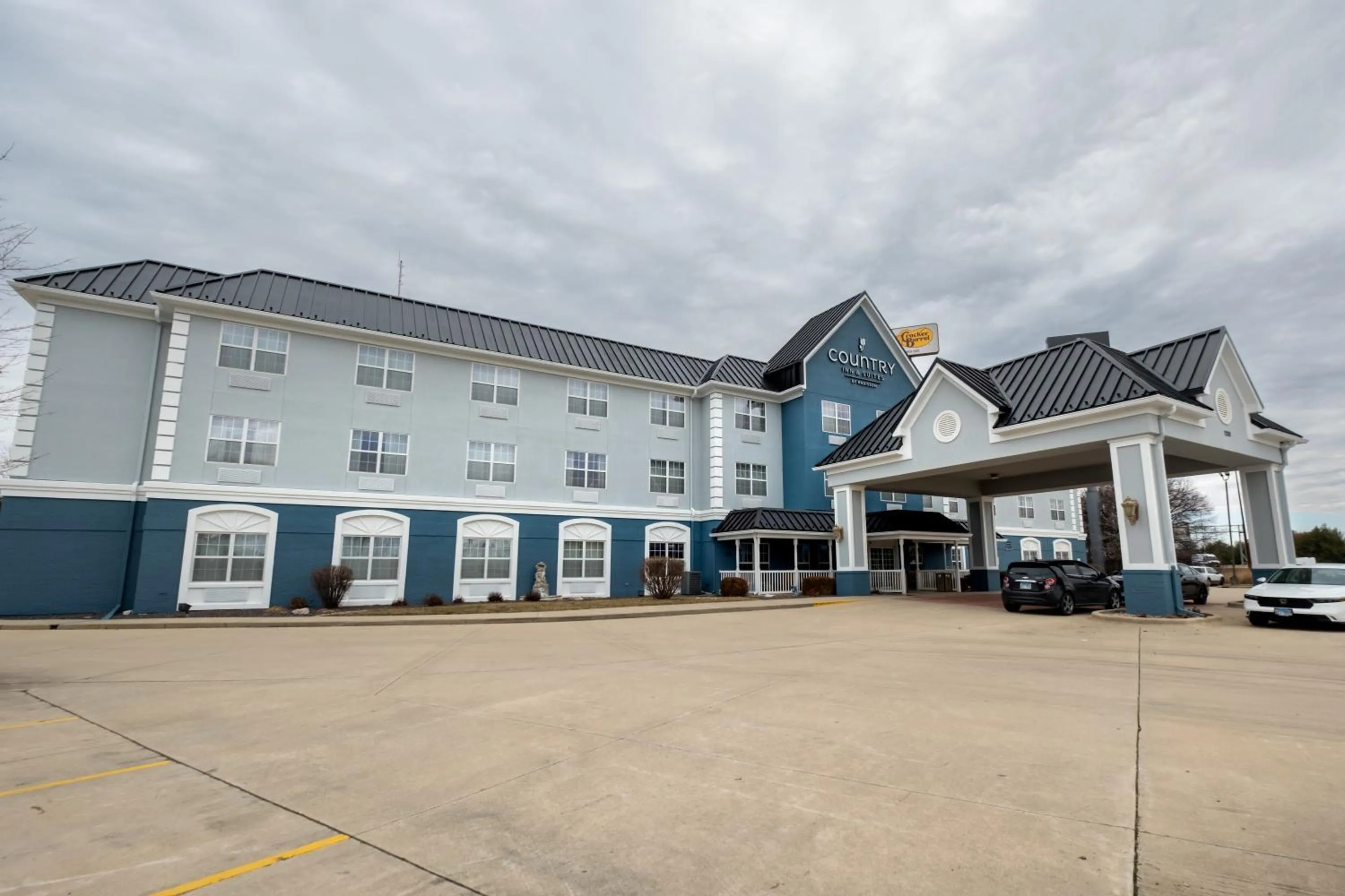 Property building in Country Inn & Suites by Radisson, Effingham, IL