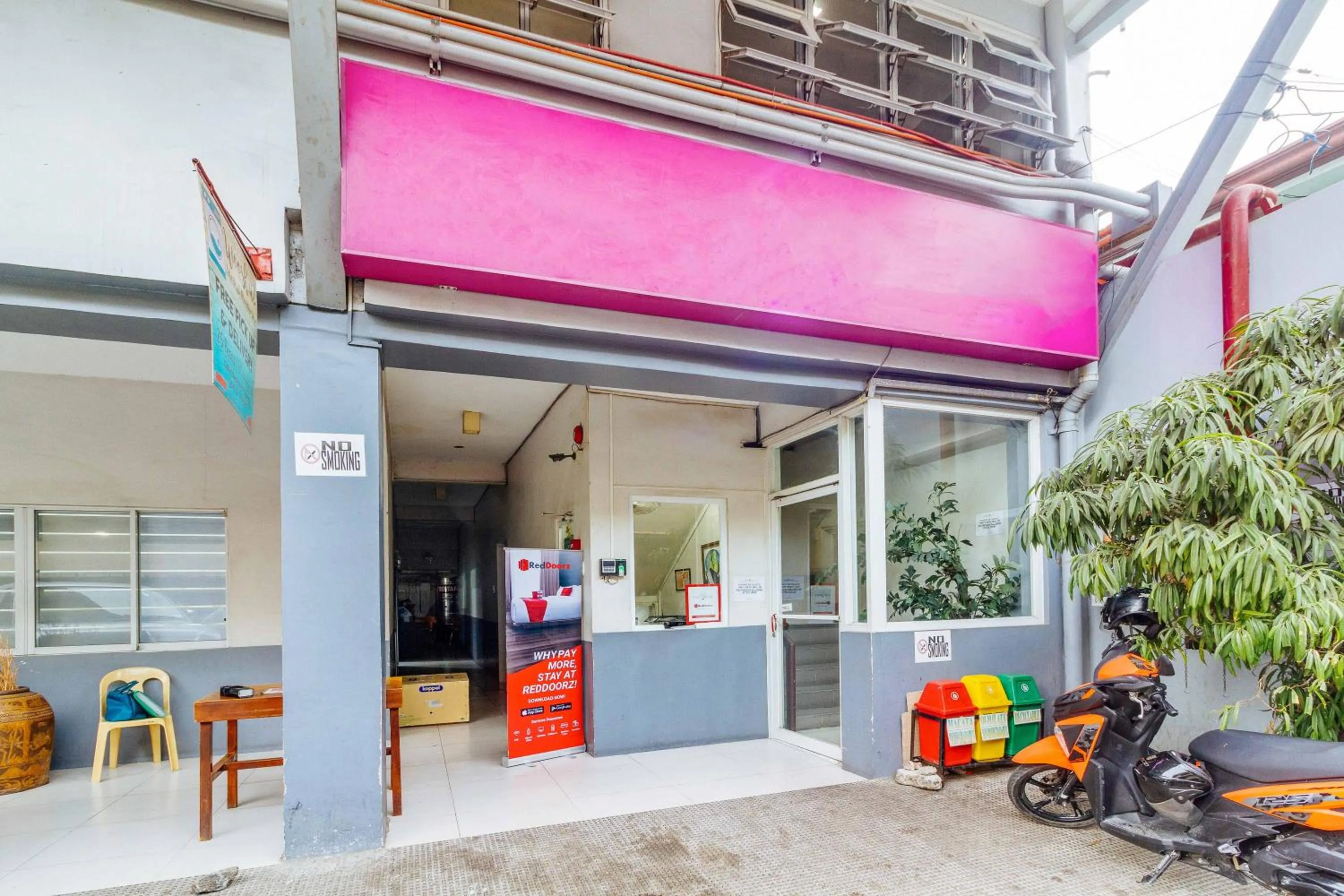 Property building in RedDoorz near Cebu Metropolitan Cathedral