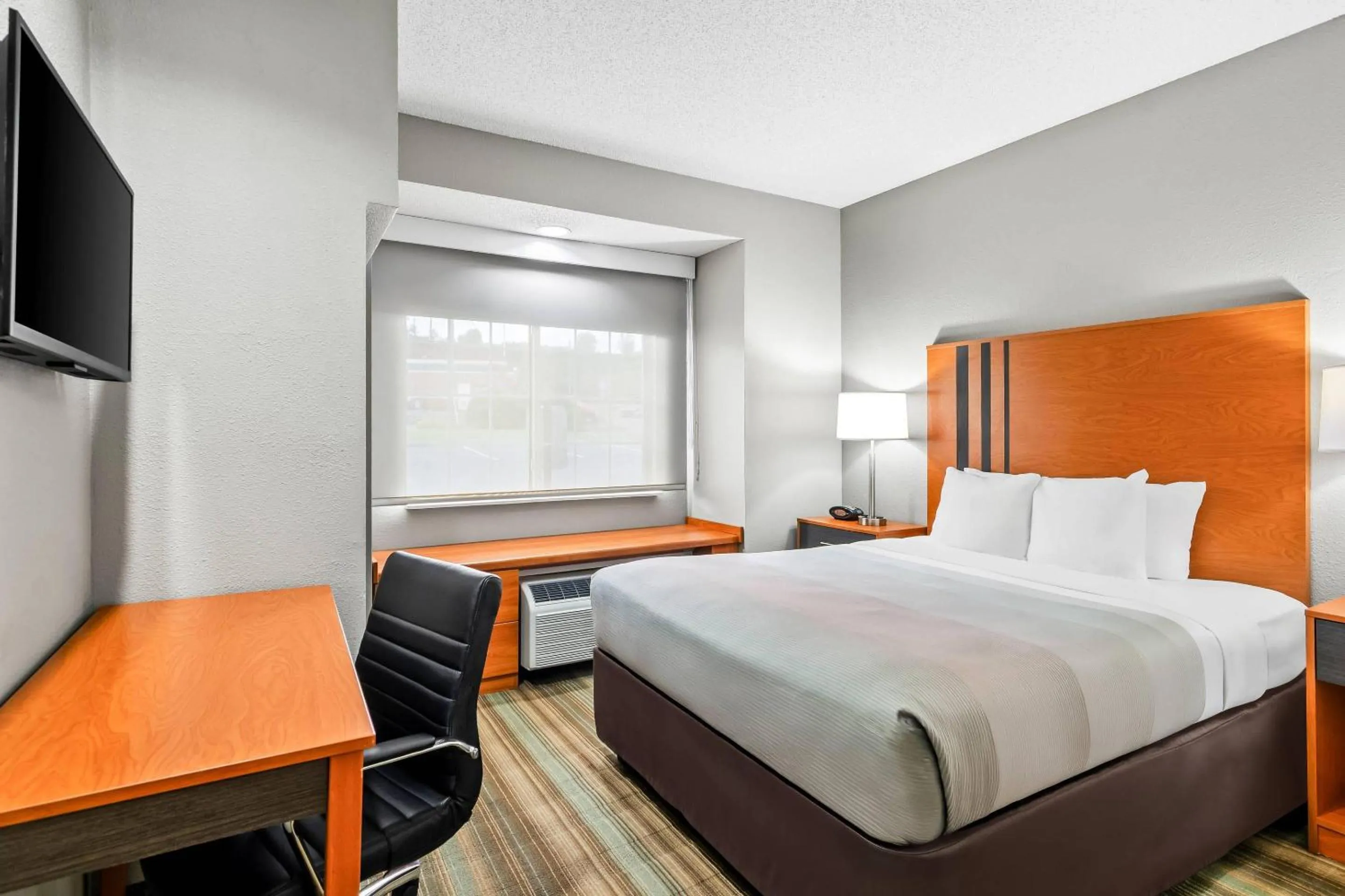 Bedroom, Bed in Quality Inn & Suites Bristol North