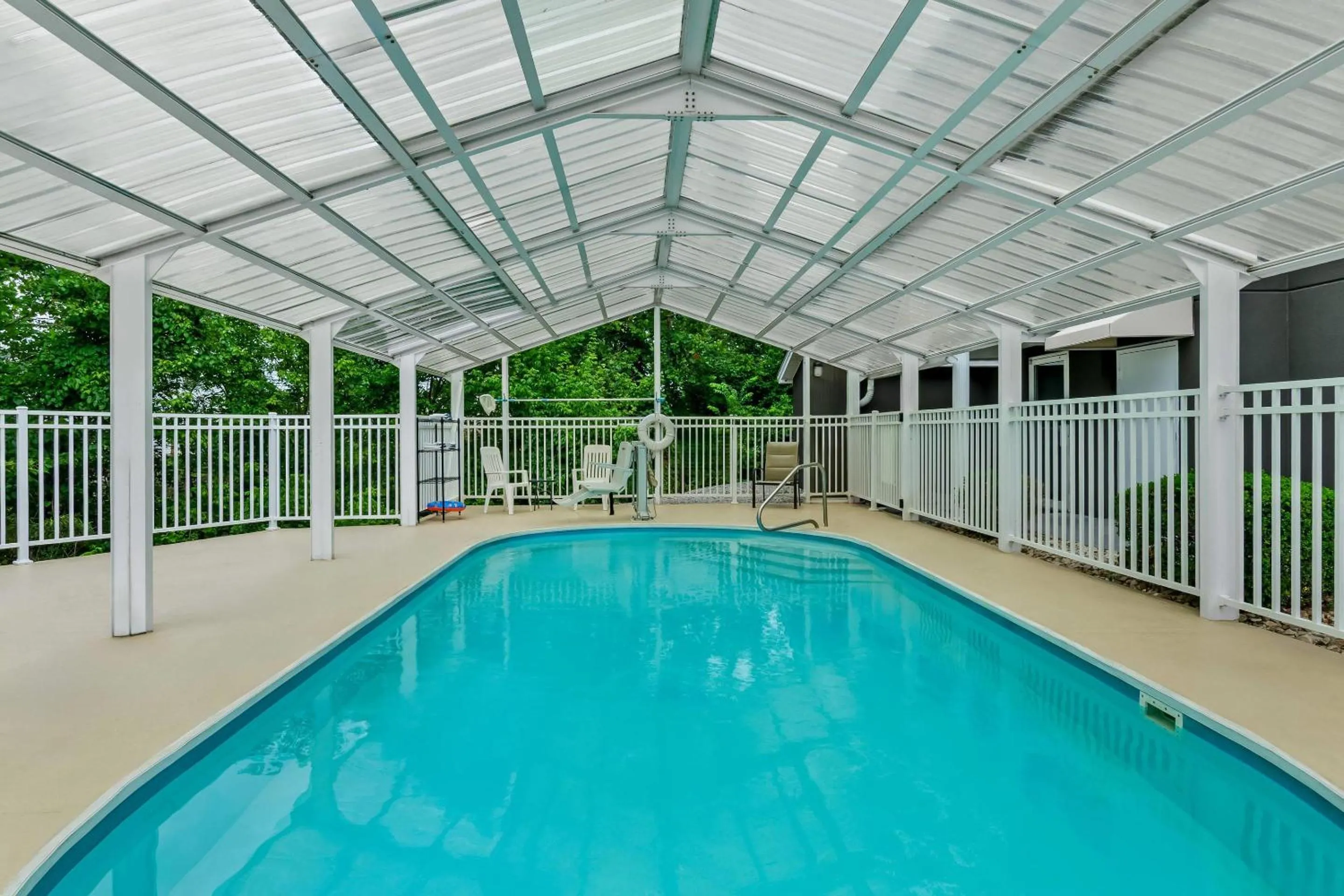 Swimming pool in Quality Inn & Suites Bristol North