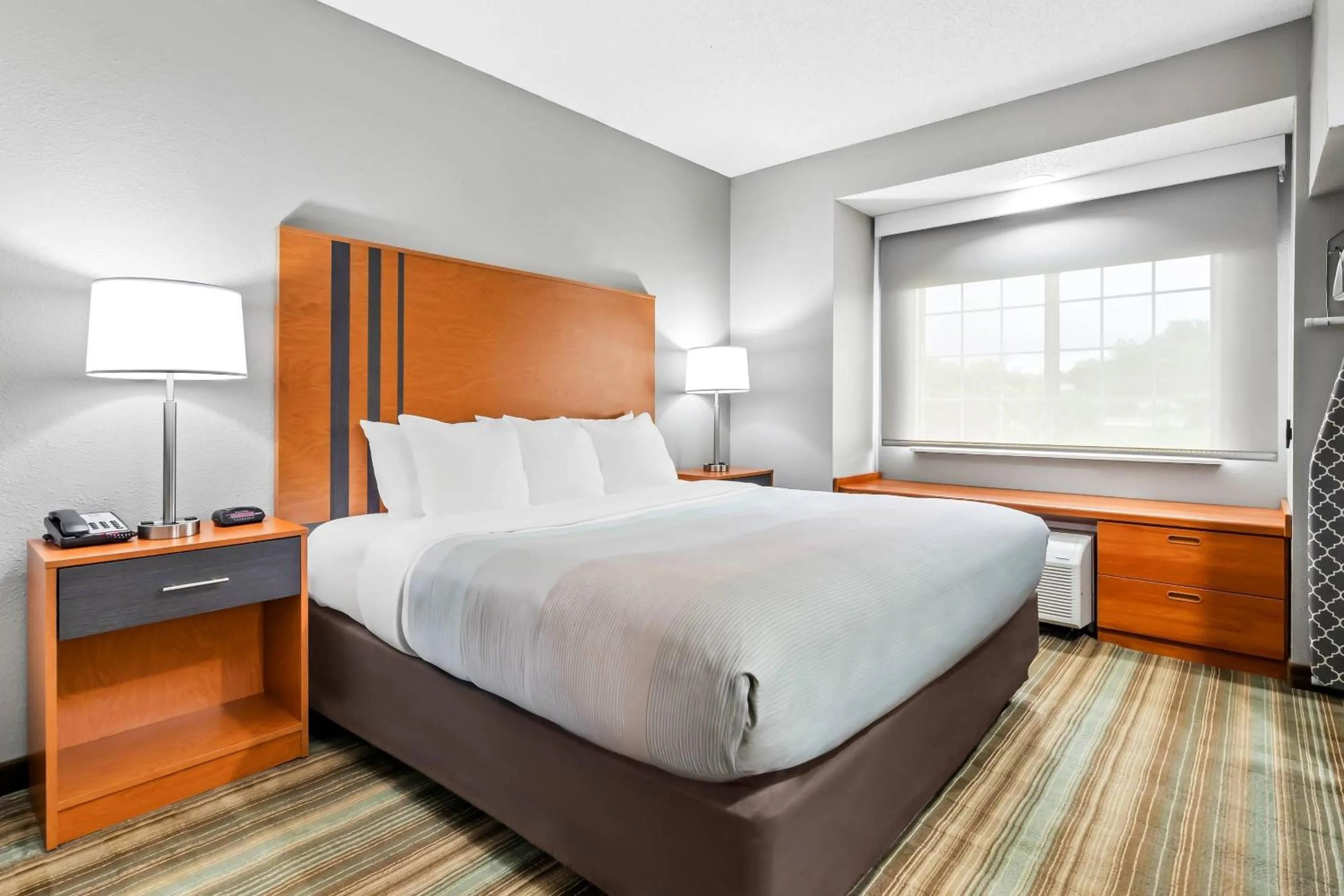 Bedroom, Bed in Quality Inn & Suites Bristol North