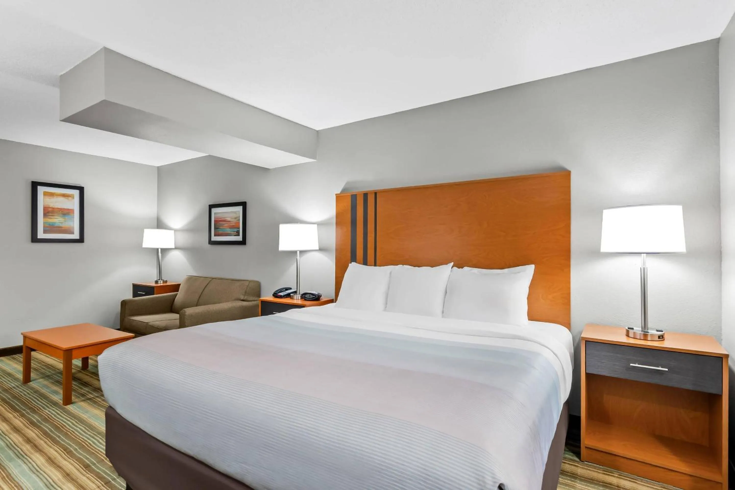 Bedroom, Bed in Quality Inn & Suites Bristol North