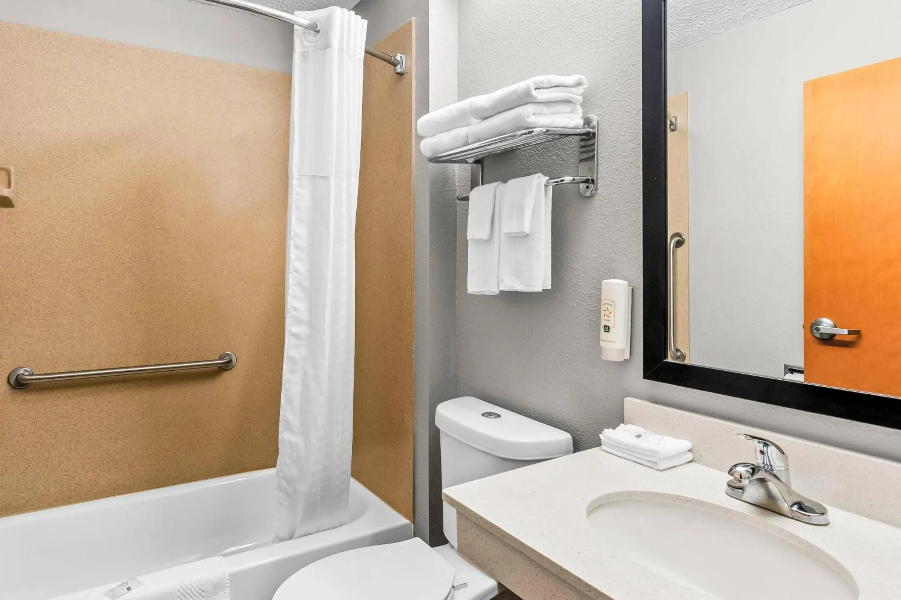 Bedroom in Quality Inn & Suites Bristol North