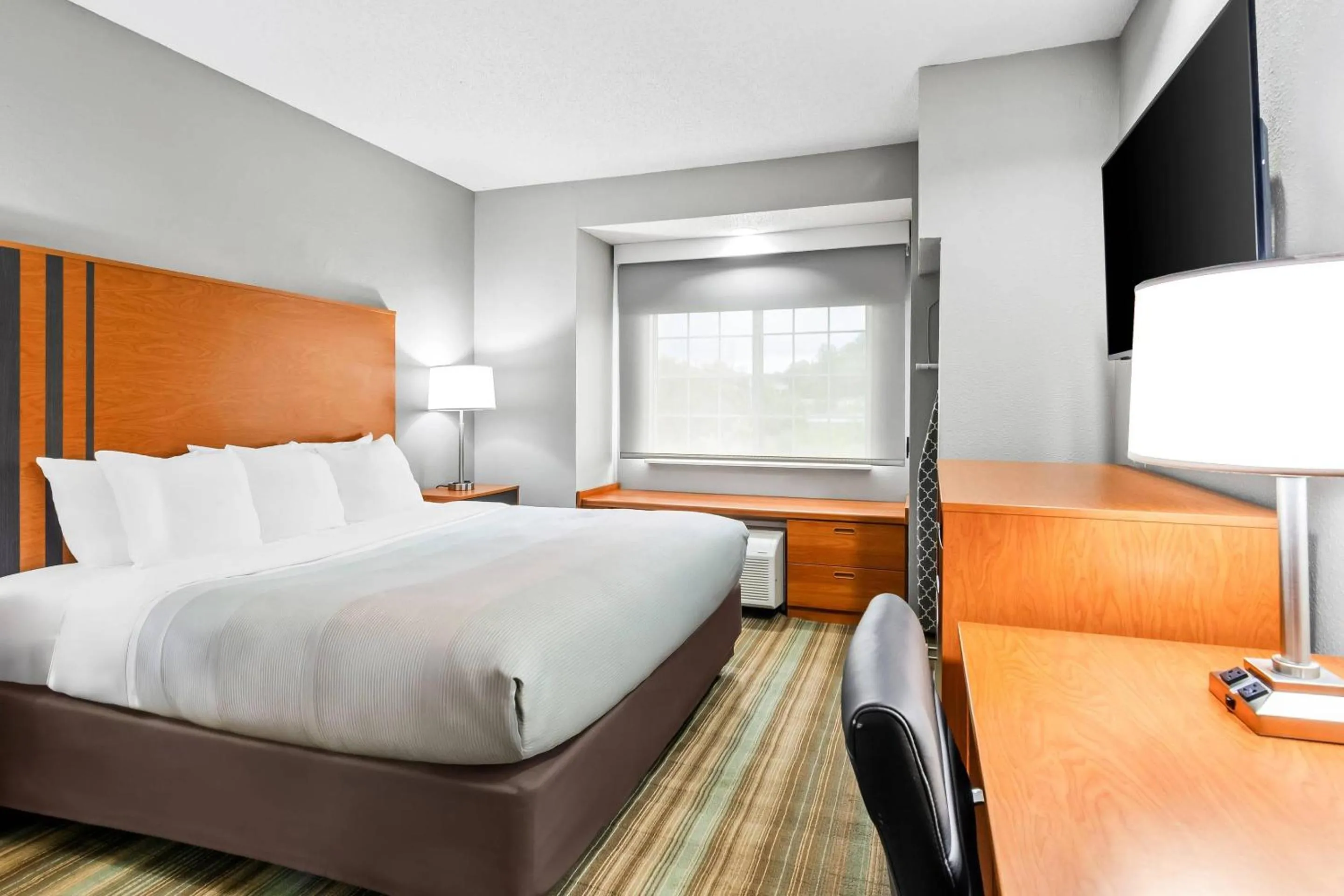 Bedroom, Bed in Quality Inn & Suites Bristol North