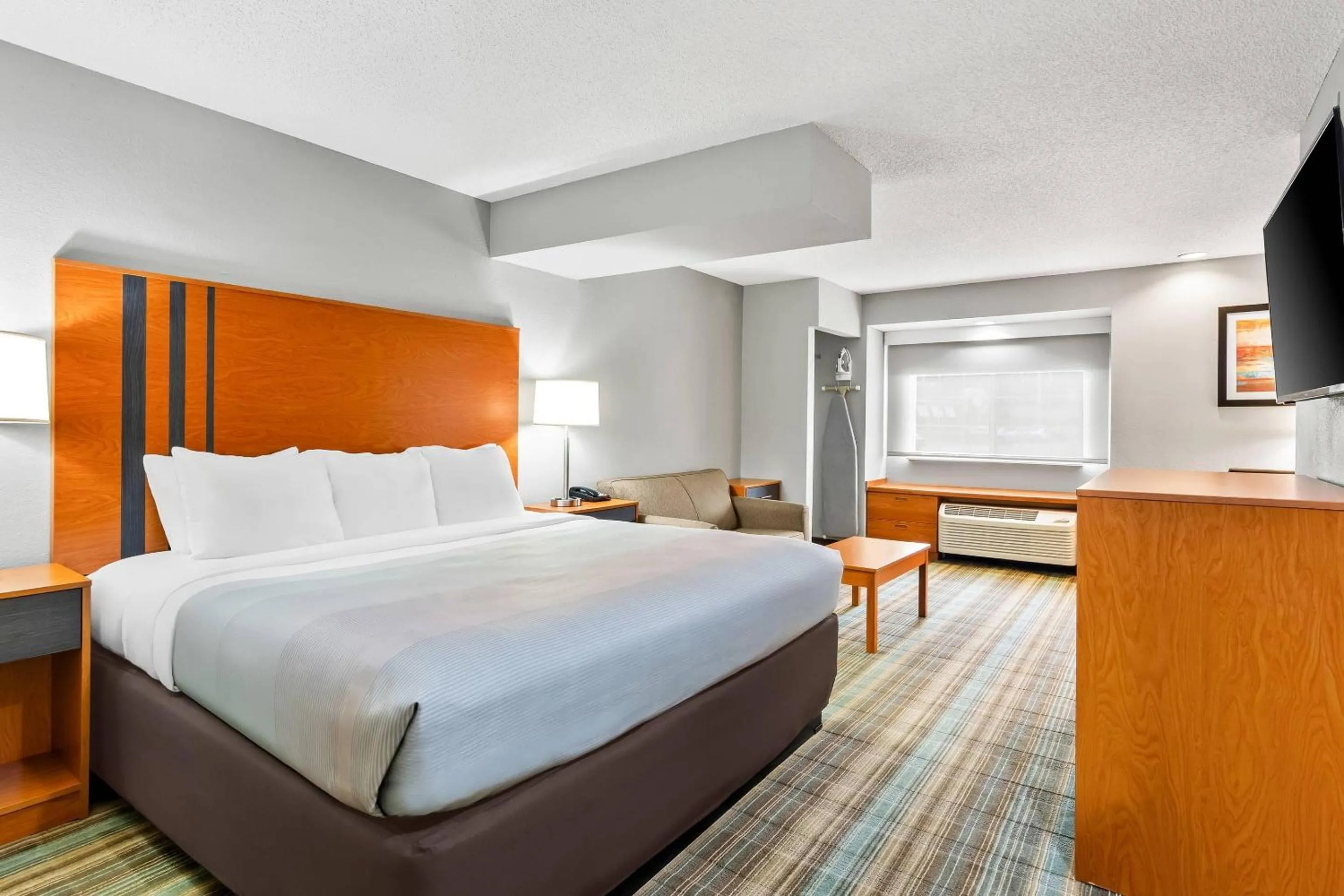 Bedroom, Bed in Quality Inn & Suites Bristol North