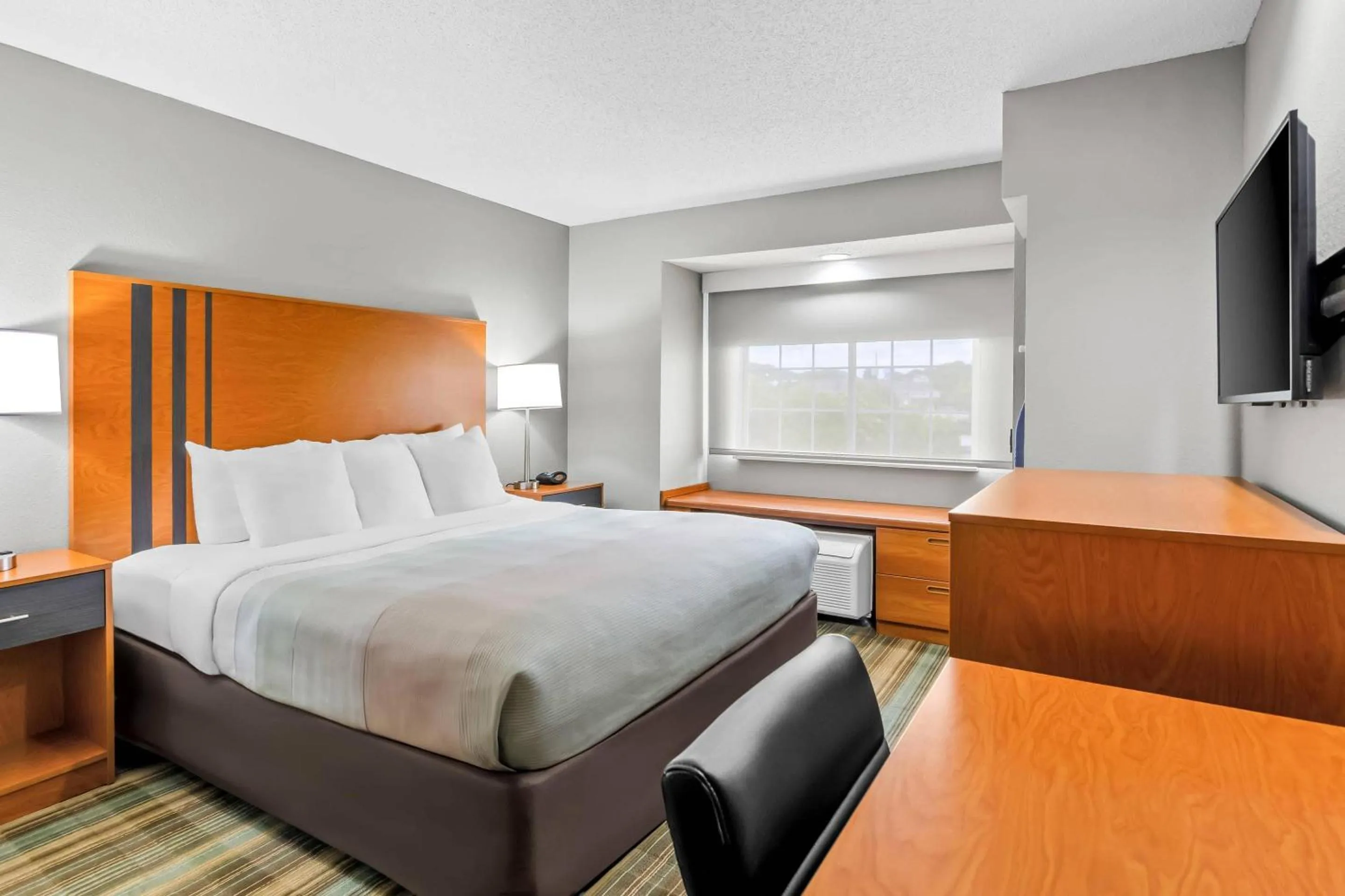 Bedroom, Bed in Quality Inn & Suites Bristol North