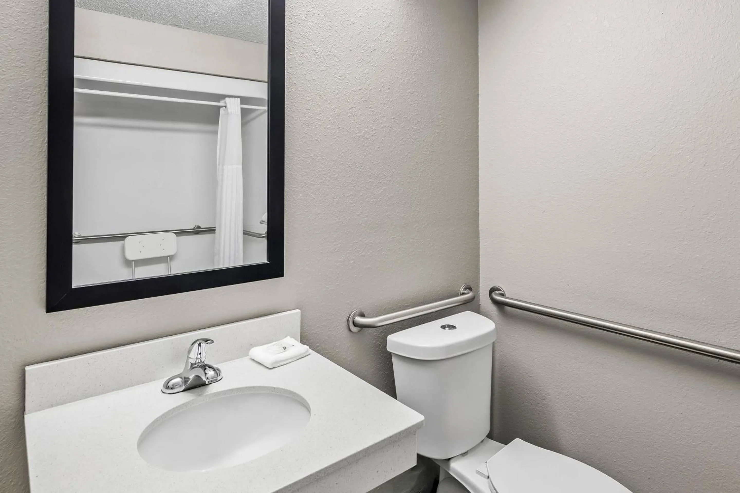 Bedroom in Quality Inn & Suites Bristol North