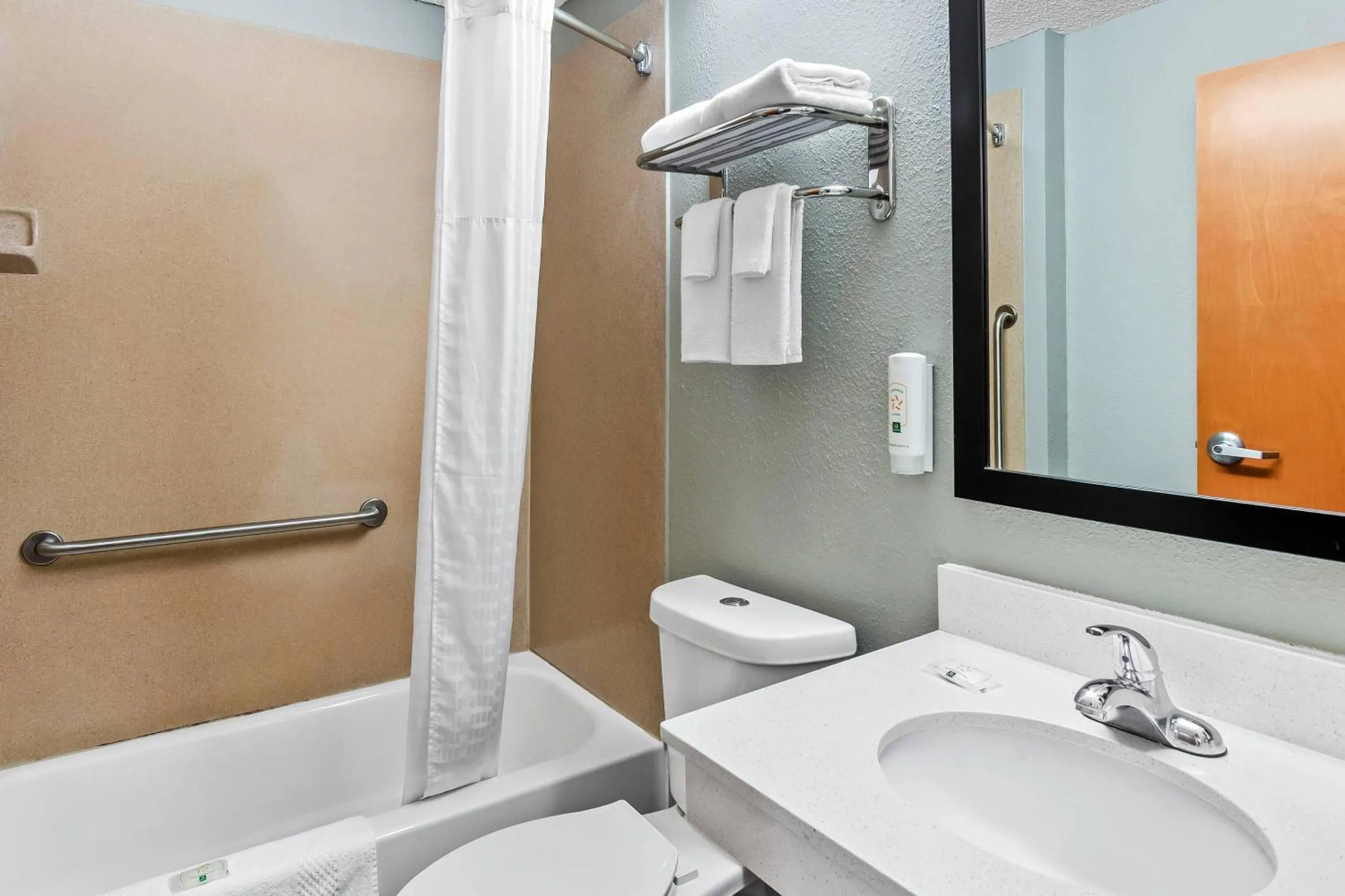 Bedroom in Quality Inn & Suites Bristol North