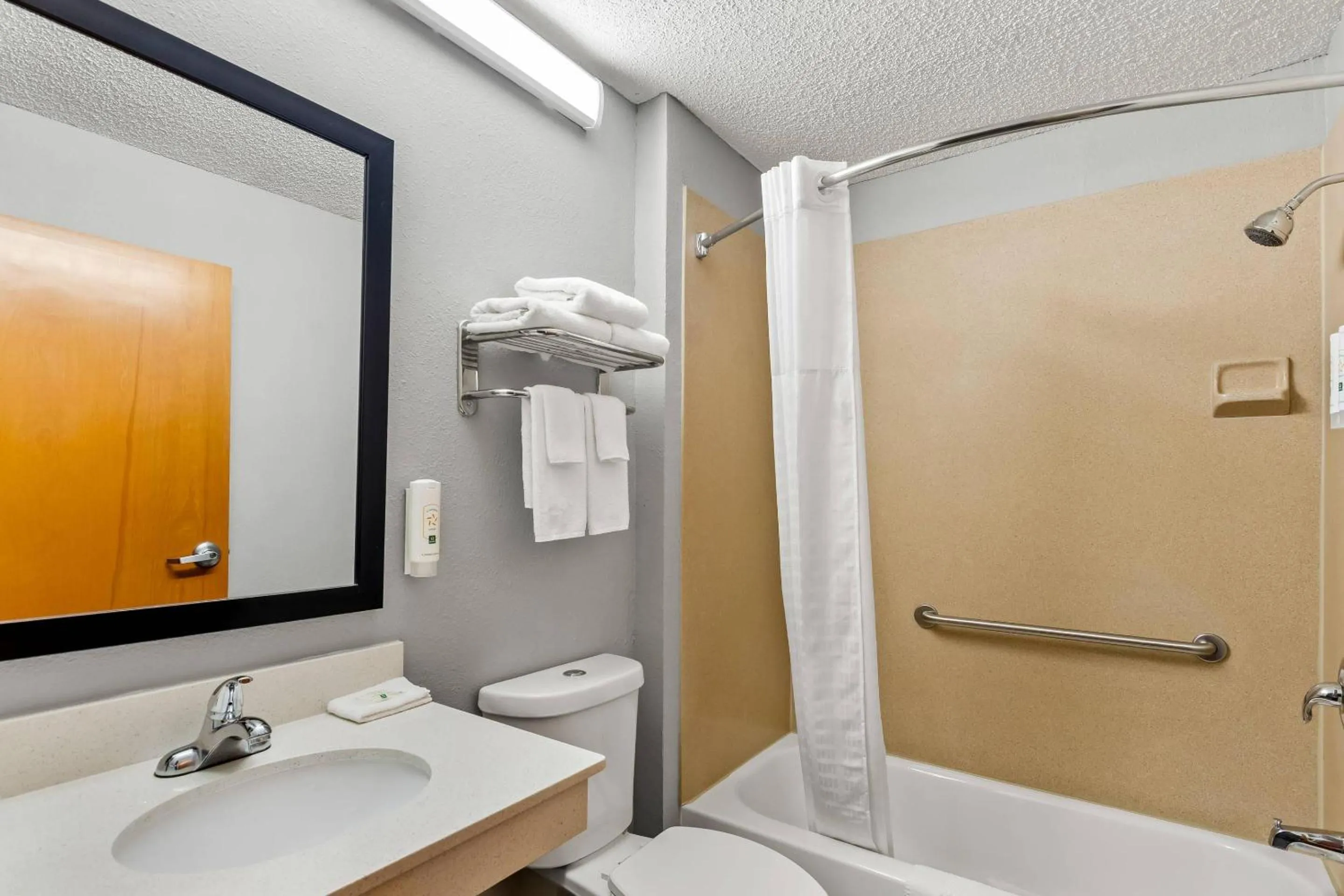 Bedroom in Quality Inn & Suites Bristol North