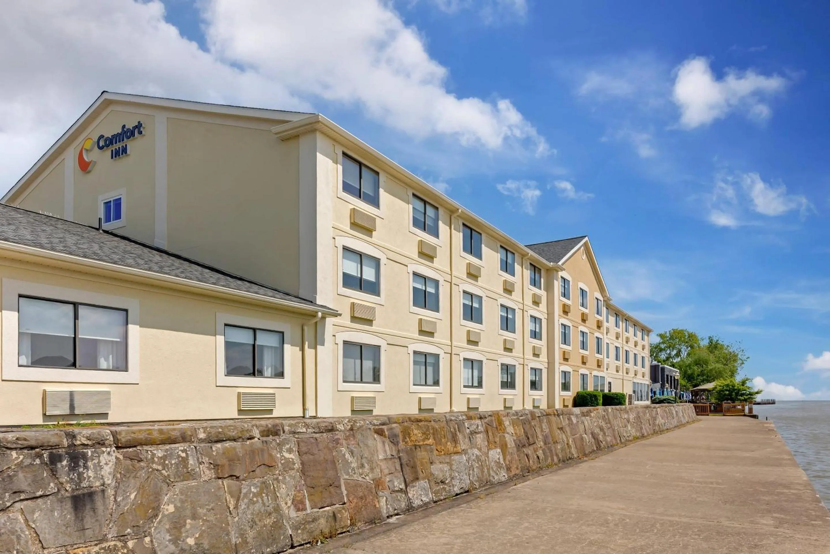 Property building in Comfort Inn River's Edge