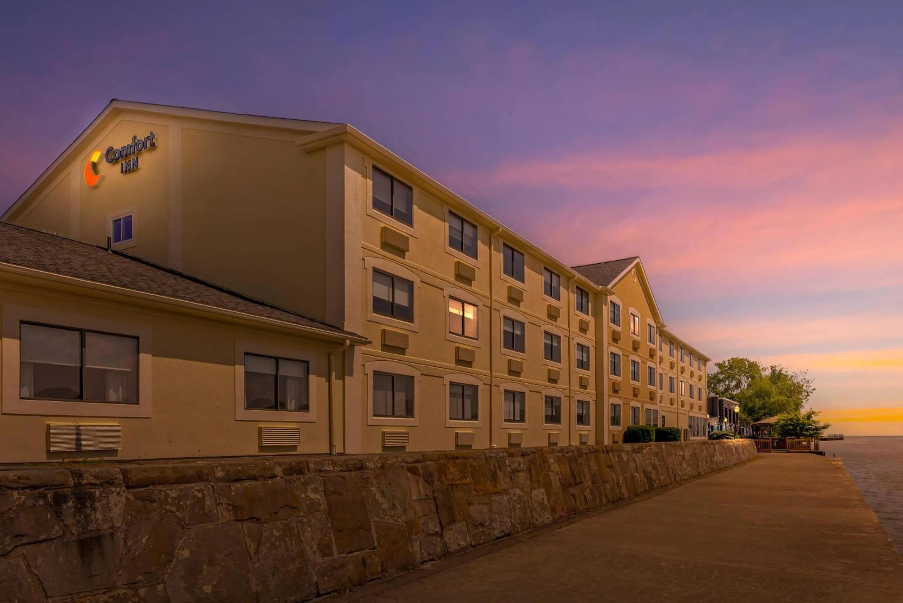 Property building in Comfort Inn River's Edge